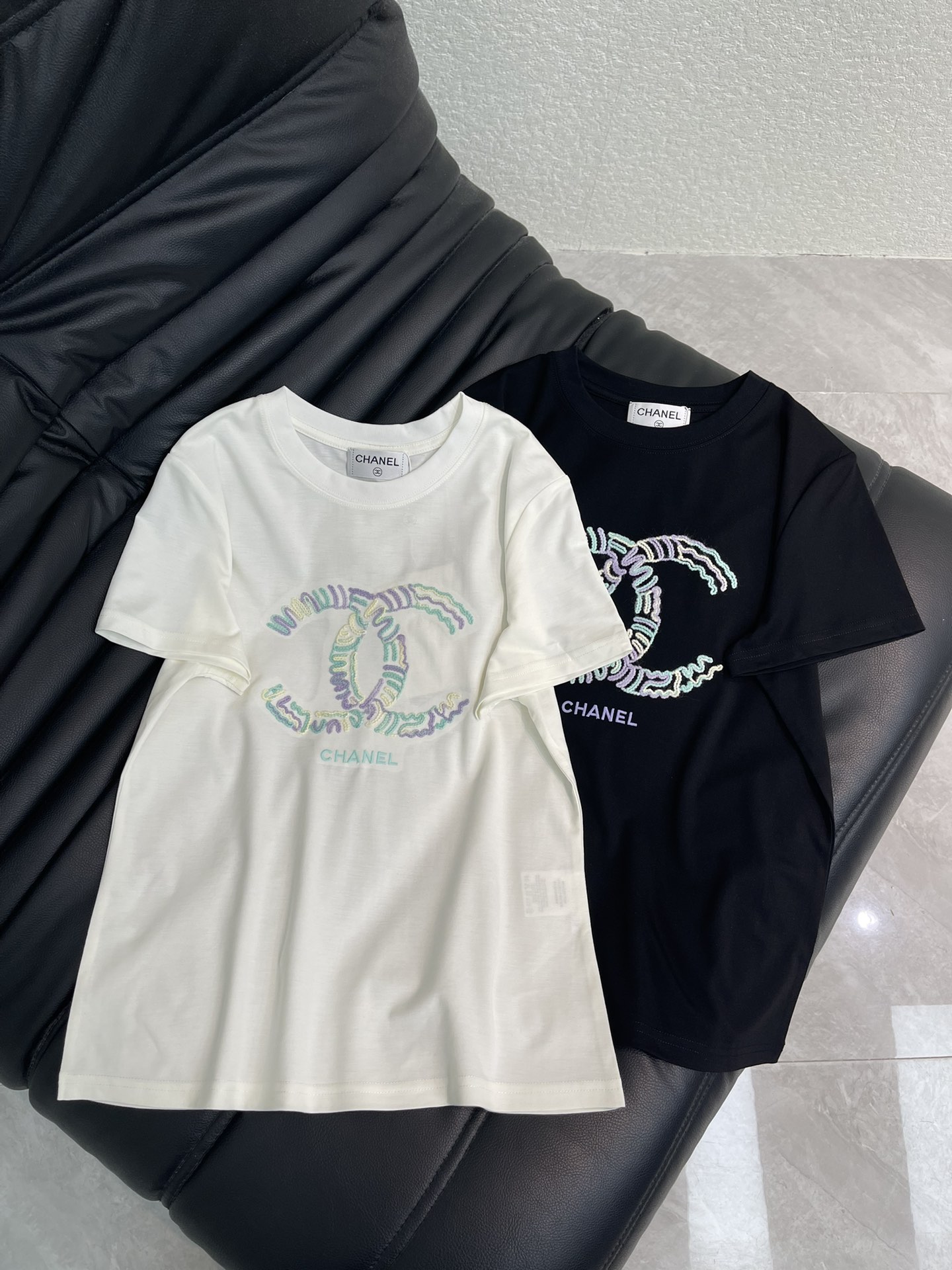 NO:687043,Chane*26 new spring and summer double C three-dimensional embroidered letter short-sleeved T-shirt. Made of mercerized cotton fabric with soft and delicate texture, simple and versatile, and age-reducing temperament!  The fit is slim and the effect is comfortable and good-looking!  Very suitable for summer wear.S-XXL A,,chanel,T-shirt,tees,t-shirt,19860909Chane*26春夏新款双C立体刺绣字母短袖T恤.采用丝光棉面料质感柔软细腻,简约百搭,减龄气质！版型修身上身效果舒适好看！非常适合夏日穿着.S-XXL A,,chanel,T-shirt,tees，t-shirt,,Women's clothing