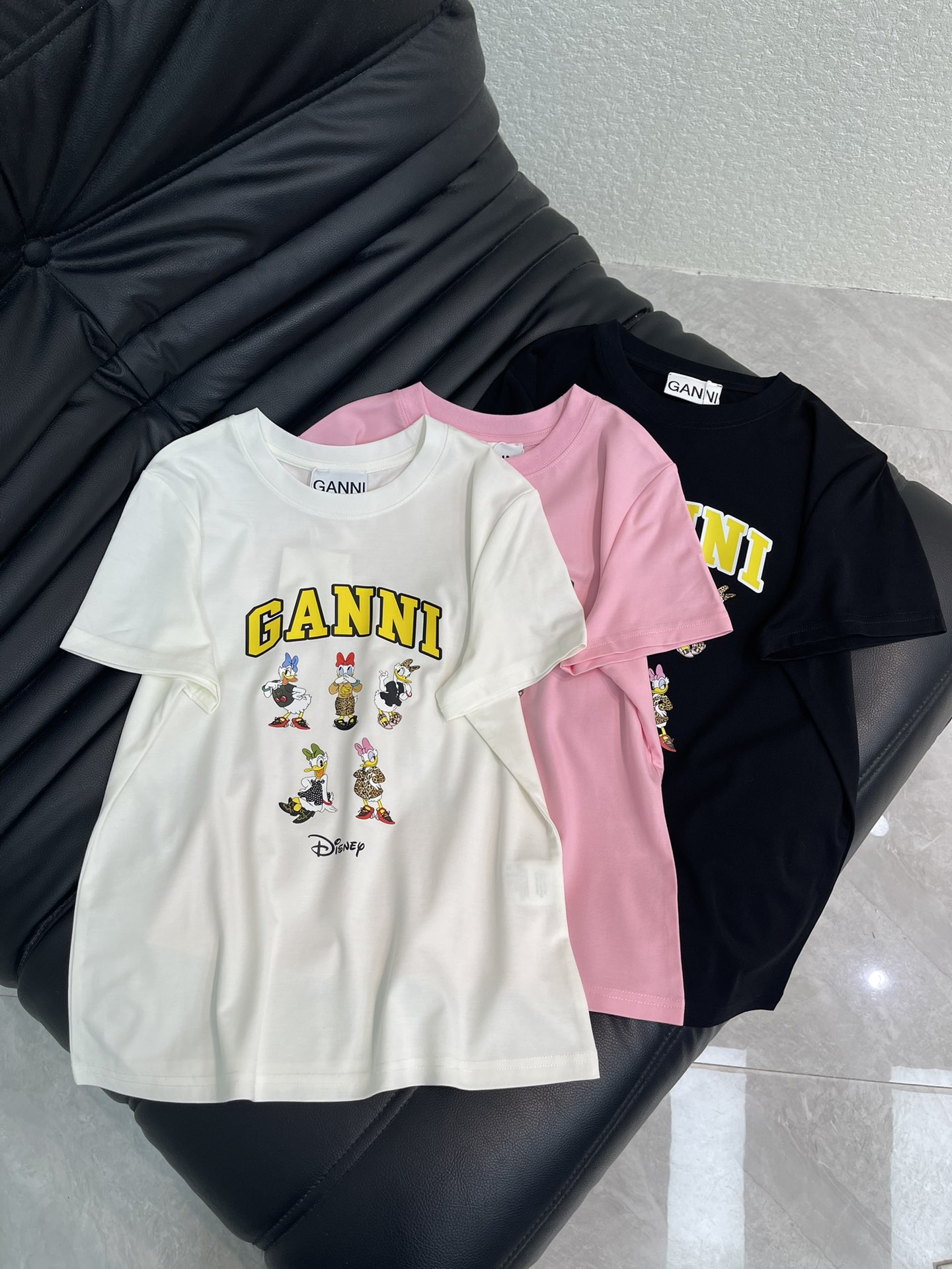 NO:687024,Gann*26 new spring and summer new Donald Duck letter printed short-sleeved T-shirt. Made of mercerized cotton fabric with soft and delicate texture, simple and versatile, and age-reducing temperament!  The fit is slim and the effect is comfortable and good-looking!  Very suitable for summer wear.S-XXL A,,T-shirt,tees,t-shirt,19860909Gann*26春夏新款唐老鸭字母印花短袖T恤.采用丝光棉面料质感柔软细腻,简约百搭,减龄气质！版型修身上身效果舒适好看！非常适合夏日穿着.S-XXL A,,T-shirt,tees，t-shirt,,Women's clothing