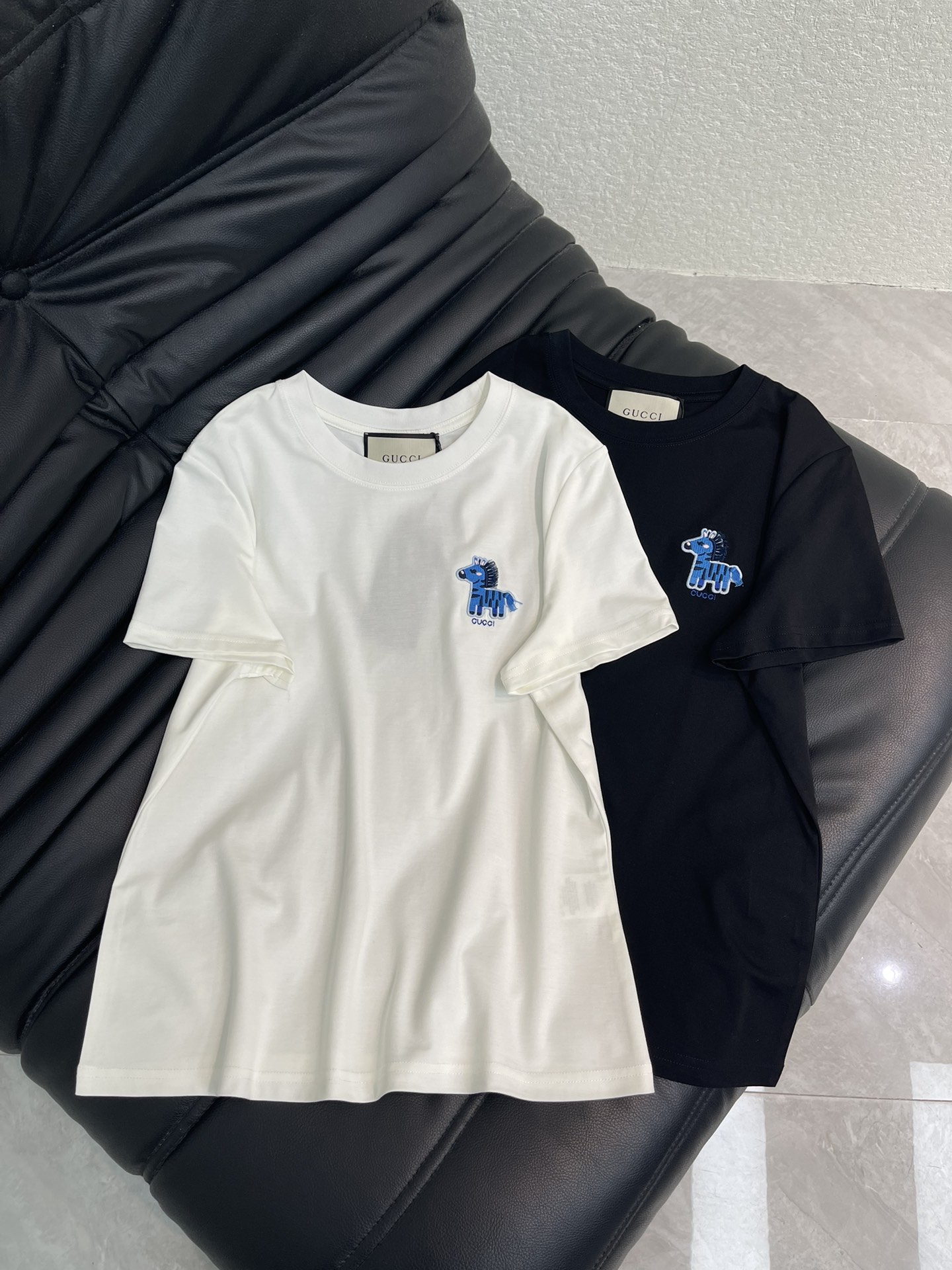 NO:687019,Gucc*26 new spring and summer heavy blue pony embroidered short-sleeved T-shirt. Made of mercerized cotton fabric with soft and delicate texture, simple and versatile, and age-reducing temperament!  The fit is slim and the effect is comfortable and good-looking!  Very suitable for summer wear.S-XXL,,gucci,T-shirt,tees,t-shirt,19860909Gucc*26春夏新款重工蓝色小马刺绣短袖T恤.采用丝光棉面料质感柔软细腻,简约百搭,减龄气质！版型修身上身效果舒适好看！非常适合夏日穿着.S-XXL,,gucci,T-shirt,tees，t-shirt,,Women's clothing