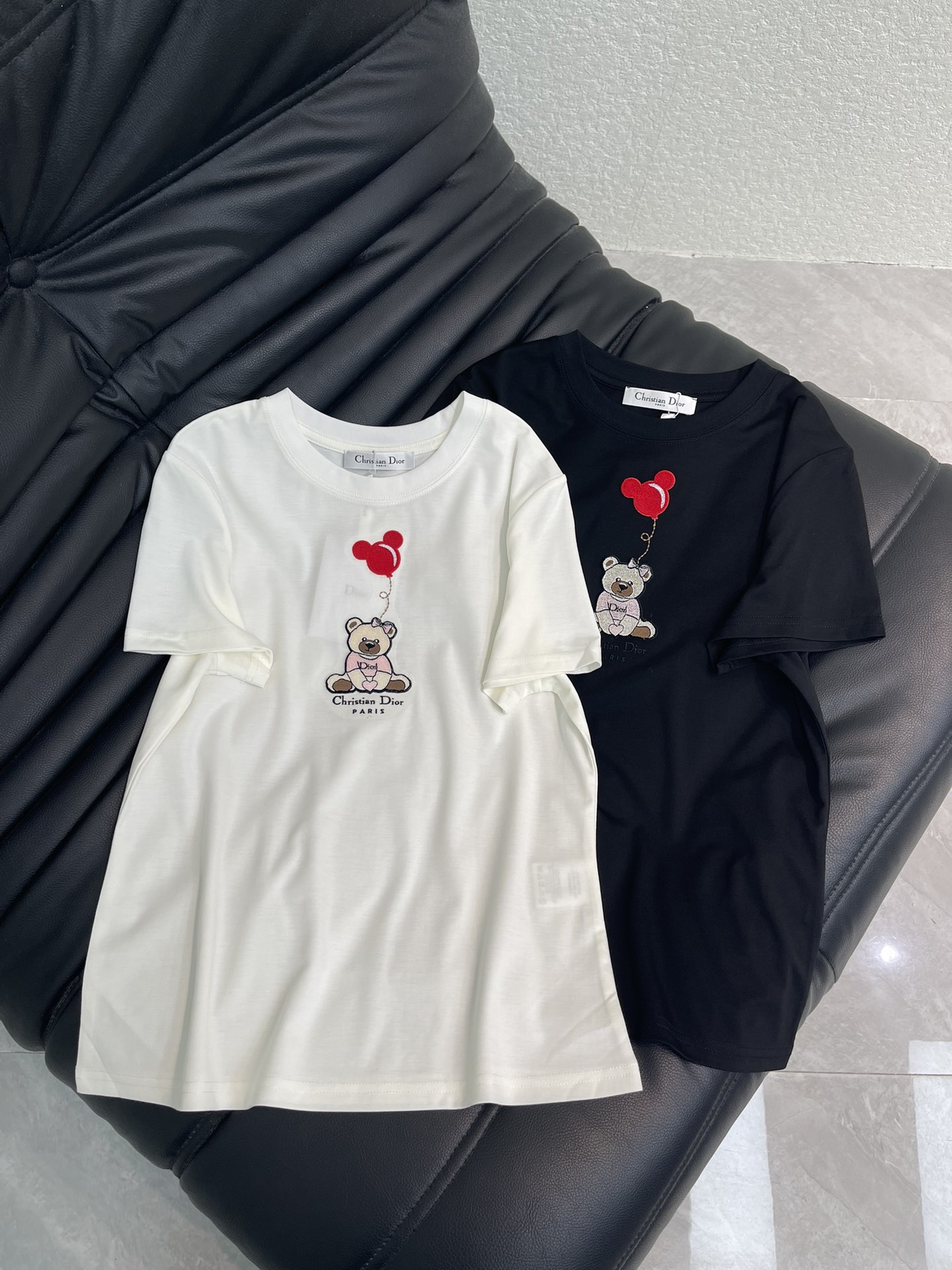 NO:687042,Dio*26 new spring and summer toothbrush embroidered balloon bear embroidered letter short-sleeved T-shirt. Made of mercerized cotton fabric with soft and delicate texture, simple and versatile, and age-reducing temperament!  The fit is slim and the effect is comfortable and good-looking!  Very suitable for summer wear. S-XXL A,, dior, T-shirt, tees, t-shirt,19860909Dio*26春夏新款牙刷绣气球小熊刺绣字母短袖T恤.采用丝光棉面料质感柔软细腻,简约百搭,减龄气质！版型修身上身效果舒适好看！非常适合夏日穿着.S-XXL A,,dior,T-shirt,tees，t-shirt,,Women's clothing