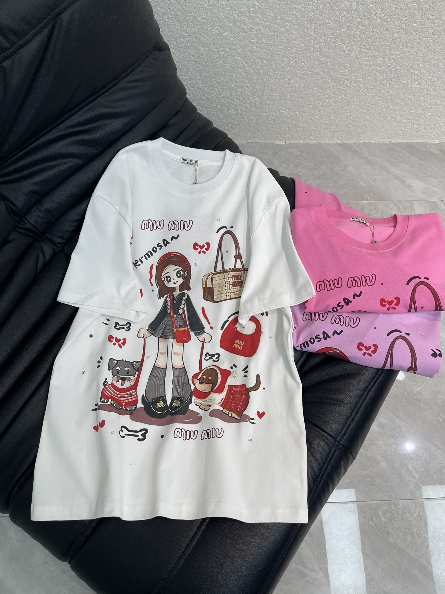 NO:687270,Miumi*26 new spring and summer little girl pet bag printed short-sleeved T-shirt. Pure cotton fabric. High-density fashionable sports style. Every daily wear. Playful and age-reducing design elements full of vitality. High quality. Size SML A,,miumiu,T-shirt,tees,t-shirt,19860909Miumi*26春夏新款小女孩宠物包包印花短袖T恤 纯棉面料 高密度时髦运动风 每个日常的穿搭 俏皮减龄充满元气的设计元素 高品质 尺码SML A,,miumiu,T-shirt,tees，t-shirt,,Women's clothing