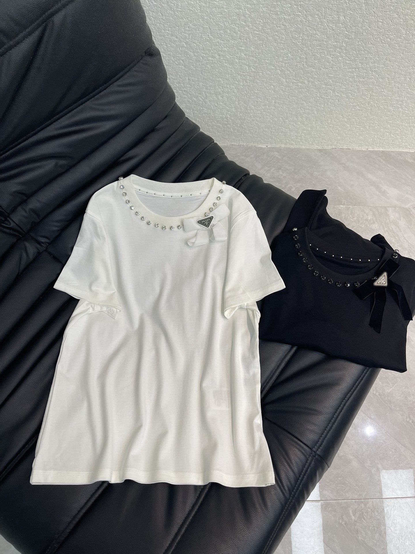 NO:687265,Prad*26 new spring and summer new collar diamond bow short-sleeved T-shirt. Imported Tencel cotton fabric. High-density fashionable sports style. Every daily wear. Playful and age-reducing design elements full of vitality. High quality. Sizes SML, prada, T-shirt, tees, t-shirt,19860909Prad*26春夏新款领钻蝴蝶结短袖T恤 进口天丝棉面料 高密度时髦运动风 每个日常的穿搭 俏皮减龄充满元气的设计元素 高品质 尺码SML,,prada,T-shirt,tees，t-shirt,,Women's clothing