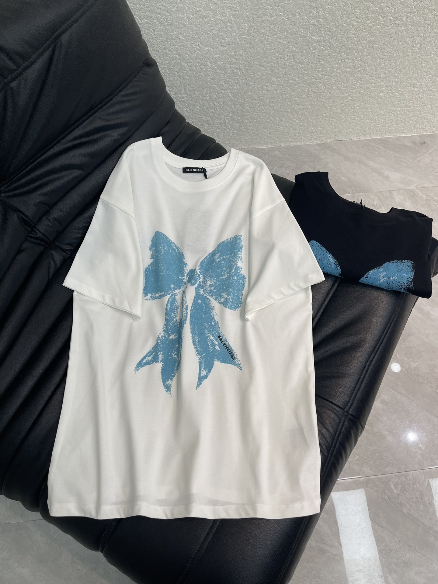 NO:687262,Balenciag*26 new spring and summer new bow printed logo letter short-sleeved T-shirt. Pure cotton fabric. High-density fashionable sports style. Every daily wear. Playful and age-reducing design elements full of vitality. High quality. Size SML,,balenciaga,T-shirt,tees,t-shirt,19860909Balenciag*26春夏新款蝴蝶结印花logo字母短袖T恤 纯棉面料 高密度时髦运动风 每个日常的穿搭 俏皮减龄充满元气的设计元素 高品质 尺码SML,,balenciaga,T-shirt,tees，t-shirt,,Women's clothing