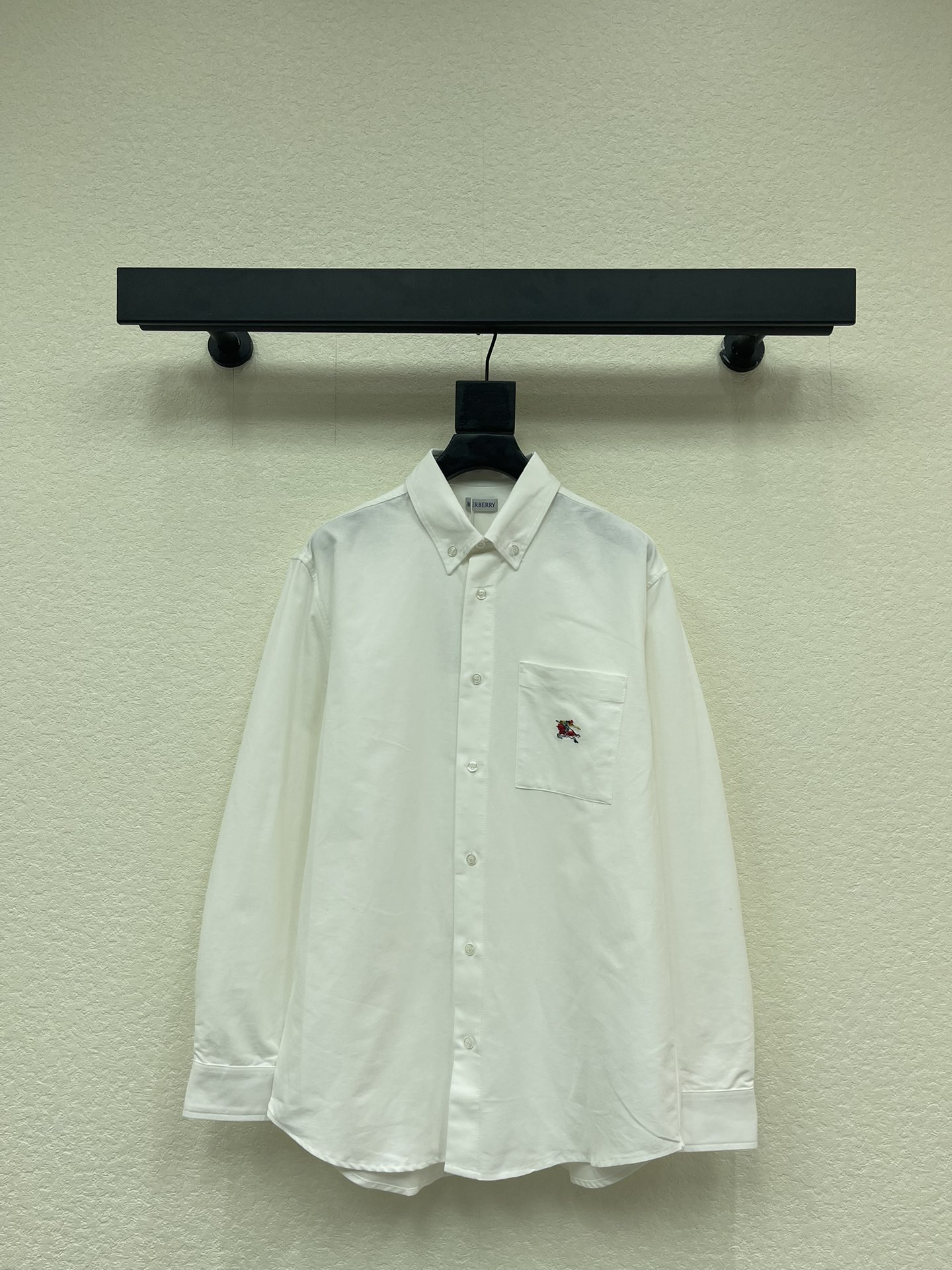 NO:687036,Burberr*26 early spring new BBR Lunar New Year lapel embroidered pocket long-sleeved shirt. New Year Lunar New Year Series# Customized YB native cotton material, fine texture, comfortable to wear, long-sleeved button-down shirt style, top collar tip button fixed, with  The unilateral side pockets and the embroidered war horse logo are the finishing touches, simple and high-end, regular silhouette straight version, the upper body is slim and loose, casual matching is refreshing and age-reducing, the outfit is fashionable and handsome, the same style for men and women. S-XL,, burberry, shirts,19860909Burberr*26早春新款BBR贺岁翻领刺绣口袋长袖衬衫.新年贺岁系列#定制YB原生全棉材质,质感细腻,穿搭舒适,长袖纽扣开襟衬衫版型,上衣领尖纽扣固定,配合单侧口袋及刺绣战马徽标点睛,简约高级,常规廓形直筒版型,上身显瘦松弛,随意搭配清爽减龄,穿搭时尚帅气,男女同款.S-XL,,burberry,shirts,,Women's clothing