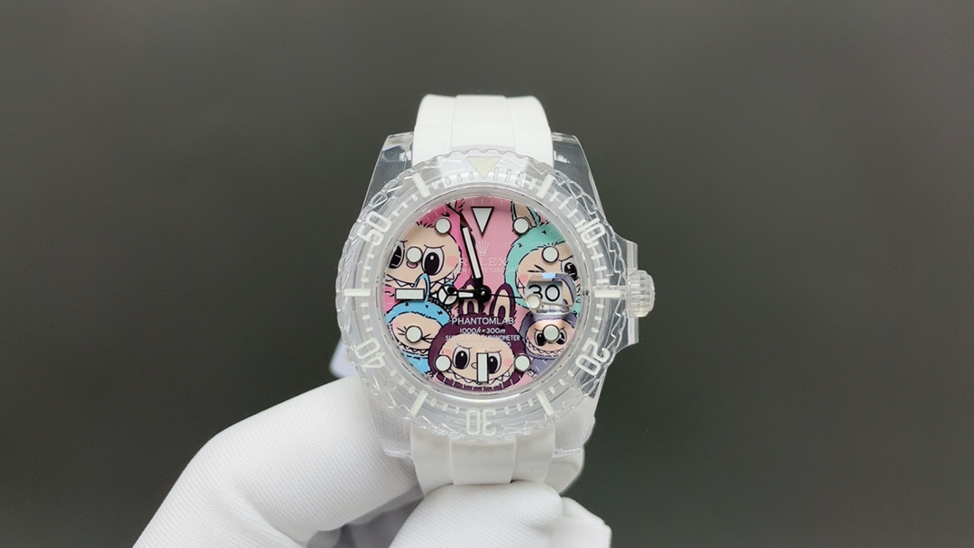 NO:687735,ER’s new product release [ROLEX & PHANTOMLAB joint masterpiece crystal series watch] is coming!  Subvert traditional concepts!  40mm diameter, suitable for both men and women. The entire case is made of materials, which will never turn yellow, is as transparent as new, and is scratch-resistant and wear-resistant!  Equipped with Rolex's classic blue hairspring movement, the travel time is accurate and stable. The automatic mechanical back-through design allows the movement of the movement to be seen at a glance. Every time you appreciate it, you will admire the ingenuity!  A variety of dials are available, each one is carefully designed to show unique personality and fashion taste. The bezel and dial are equipped with super ice blue luminous light!  It is equipped with the top imported TPE fluoroplastic strap on the market and has the same finely ground buckle as the original version and will never turn yellow!  (You will receive a pair of translucent straps of the same material when you place an order) ER boutiques are on sale in limited quantities, welcome to appreciate them!  It took half a year to pursue the beauty of details and create unconstrained works to release unique charm, Tom Ford Rolex19860909ER新品发布【ROLEX&PHANTOMLAB联名力作水晶系列腕表】强势来袭！颠覆传统概念！ 40mm表径,男女皆宜,表壳通体采用材料,有永不发黄,通透如新,抗刮耐磨的特质！ 搭载劳力士经典蓝游丝机芯,走时精准稳定,自动机械背透设计,让机芯的运转一览无余,每一次欣赏,都是对匠心独运的赞叹！ 多种表盘可选,每一款都是精心设计,展现独特的个性与时尚品味,表圈、表盘都配备超强冰蓝夜光！ 配套市面顶级进口TPE氟胶表带与原版一致精磨表扣,永不变黄！（下单即送同材质半透明表带一副） ER精品限量发售,欢迎品鉴！历时半年追求细节之美,天马行空之作,释放与众不同的魅力,,tom ford,rolex,Watch