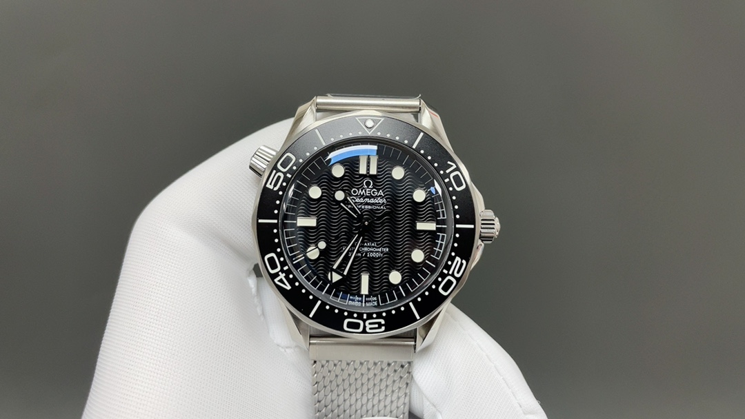NO:687753,[ER's new masterpiece, ingenious heritage OMEGA 007-Seamaster Diver 300M] Exclusive customized version!  The only version in the market, the back cover is matched to the original version, the mesh belt is finely ground, and the head grain is the same as the original!  Details are in place!  The watch case is made of 904 fine steel, which is polished and shiny, strong and wear-resistant, and not easy to oxidize. It will still look like new after being worn for a long time!  Hand-ground crystal sapphire pot cover glass, shiny and scratch-resistant, extraordinary glass coating!  Exclusively customized 8806 double T movement, its functions are consistent with the original version, and it has a super long 72 hours of kinetic energy!  More stable!  The exquisite black silver dial is equipped with hollow rhodium-plated hour and minute hands, which contrasts with the aluminum 'lollipop' minute hand covered with white lacquer!  The color of the bezel and dial is matched, and the top ice blue luminous display!  ER boutique is on sale in limited edition, the same style as the James Bond star, welcome to taste it!  When you place an order, you will receive a pair of original Buddha tape straps, omega19860909【ER全新力作匠心传承OMEGA欧米茄007-Seamaster Diver 300M】独家定制版本！ 市场唯一对版版本,后盖对版,精磨网带,头粒与原版一致！细节到位！ 表壳采用904精钢材质,抛光闪耀,坚固耐磨、不易氧化,长久佩戴依旧光采如新！ 手工精磨水晶蓝宝石锅盖玻璃,闪亮耐刮,非普通玻璃镀膜！ 独家定制8806双T机芯,功能与原版一致,超长72小时动能！更稳定！ 精美的黑色银色表盘搭配镂空镀铑时针和分针,与覆以白色漆面的铝质“棒棒糖”分针形成属目对比！表圈、表盘颜色对版,顶级冰蓝夜光显示！ ER精品限量发售,詹姆斯邦德明星同款,欢迎品鉴！下单即送原版佛胶带表带一副,,omega,Watch