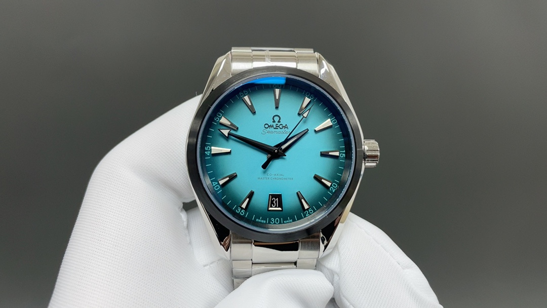 NO:687750,OVS Factoty turquoise style is upgraded again!  Omega's new Seamaster Aqua Terra is a new trendy choice for watches. The Seamaster gradient 'turquoise' dial is bright in the center and darker at the edges. It is different from the plainness of ordinary monochrome dials. It seems to freeze the 'color changes when sunlight penetrates the sea' on the wrist. As the light flows, the transition from light green to dark green  Natural and layered, it has fresh and lively vitality without losing the elegant texture of a high-end watch. This unique color design just hits the current pursuit of 'personalized watches' by watch lovers - rejecting the same black, white, and blue, and using a touch of turquoise to show a unique aesthetic taste. In addition to the appearance, OVS also strives for excellence in details. The black PVD hour markers and hands are covered with white Super-LumiNova luminous coating.  The CNC headband is paired with an integrated black fluororubber strap, decorated with turquoise stitching. As a member of the Aqua Terra family of the Seamaster series, the new watch also continues the classic practical genes of the series, with arc-shaped anti-reflective sapphire glass, equipped with an integrated movement, double T shock absorber, balance wheel plate with weight screws, and all the details are in place. All watch friends are welcome to appreciate it, omega19860909OVS Factoty 绿松石风再升级！欧米茄海马Aqua Terra新作,腕表潮流新选择,海马渐变“绿松石”色表盘,中央明亮,边缘较暗,不同于普通单色表盘的平淡,它仿佛将“阳光穿透海面时的色彩变幻”定格于腕间,光线流转下,从浅绿到深绿的过渡 自然而富有层次感,既有清新灵动的活力,又不失高级腕表的雅致质感,这种独特的色彩设计,恰好击中了当下表友对“个性化腕表”的追求—拒绝千篇一律的黑,白,蓝,用一抹绿松石色彰显与众不同的审美品味,颜值之外,细节之处OVS 也是精益求精,黑色PVD时标与指针均覆有白色Super -LumiNova夜光涂层 CNC头粒搭配一体式黑色氟橡胶表带,饰有绿松石色缝线,作为海马系列Aqua Terra家族的一员,新作同样延续了系列的经典实用基因,弧拱形防反光蓝宝石玻璃,搭载一体机芯 双T避震器 摆轮对版带砝码螺丝钉,细节到位 欢迎各路表友品鉴,,omega,Watch