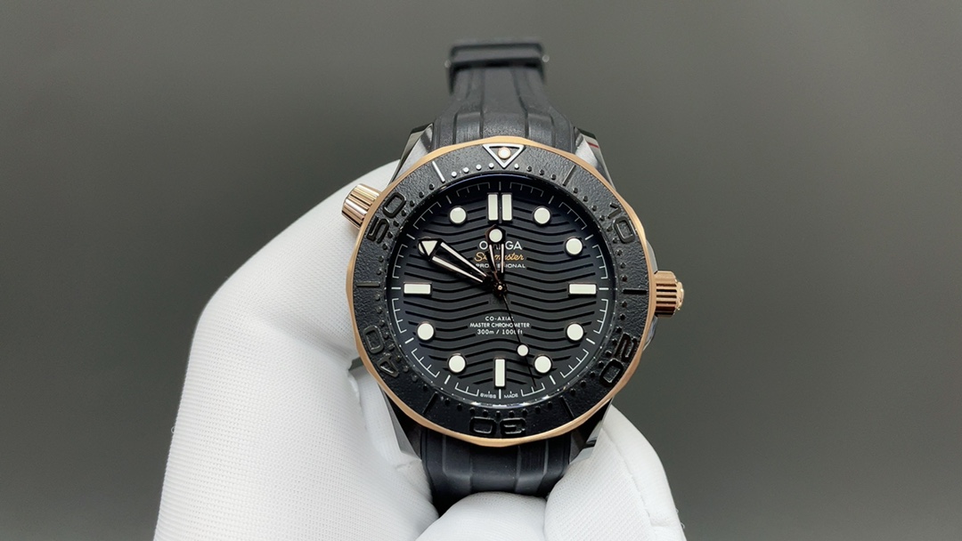 NO:689733,OR FACTORY returns!  It took three and a half years to research and develop the true 8806 integrated movement. 1 The power reserve of the movement is the same as that of the original factory of 55 hours. The new Seamaster series meter 43.50mm case, bezel and corrugated pattern dial are all made of black zirconia 1Zr021 ceramic.  2. The hollow hands and the dot at 12 o'clock are covered with Super-LumiNova. The beauty of the movement is clearly visible. Through the sapphire glass case back with a corrugated edge design, you can appreciate the 8806 movement. 3. Most of the spare parts of the movement can be used with the original. The movement has the same fish scale pattern as the original, the running time is stable, and the winding feel is the same as the original. It is truly infinitely close.19860909OR FACTORY回归！耗时三年半研究开发出真正8806一体机芯. 1机芯动储与原厂一致55个小时,全新海马系列米.43.50mm表壳、表圈、波纹图案表盘均采用黑色氧化锆1Zr021陶瓷制成. 2镂空指针及12点位的圆点,均覆有Super-LumiNova夜光涂层.机芯的运转美态清晰可见.透过采用波纹边缘设计的蓝宝石玻璃表背,可以欣赏到8806机芯. 3机芯的大部分零配件可以与原装通用,机芯与原装一致打鱼鳞纹,走时稳定,上链手感与原装无异.真正的做到无限接近,,Watch