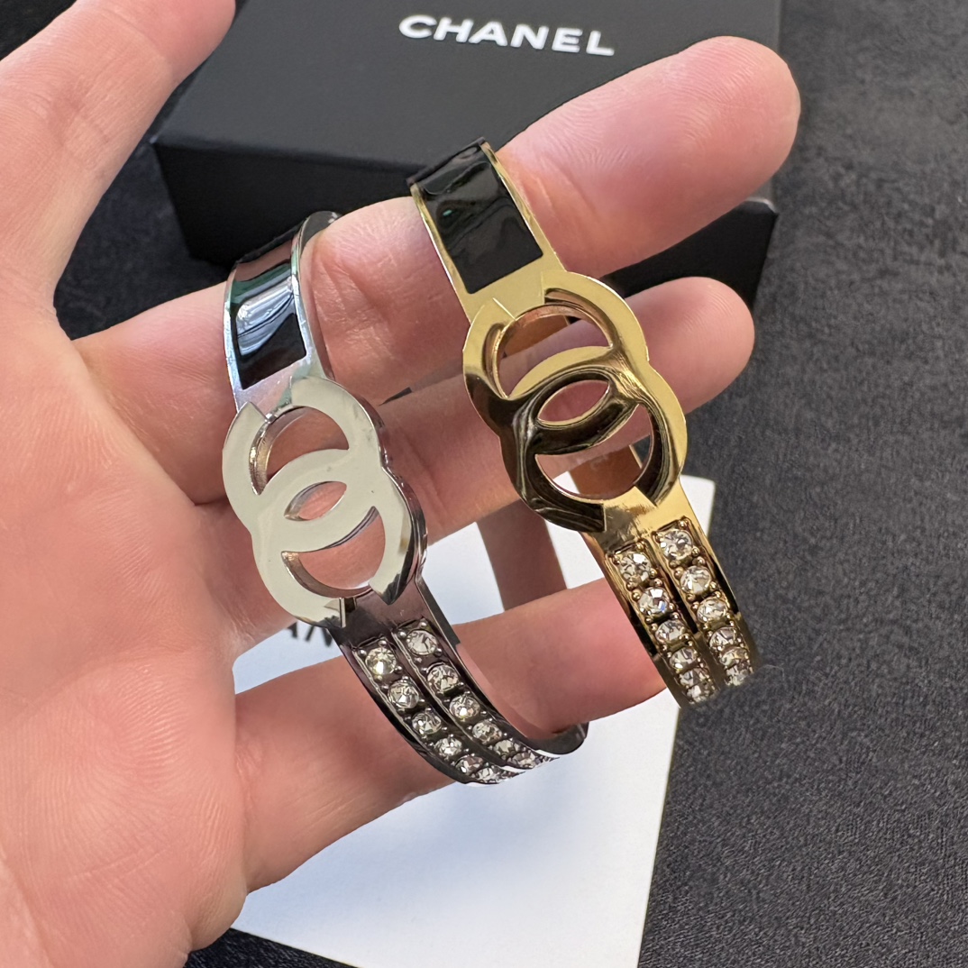 Chanel 小红书推荐 小香新款雕刻c字母镶钻手镯 香奈儿Chanel高品质进口精钢手镯 bling