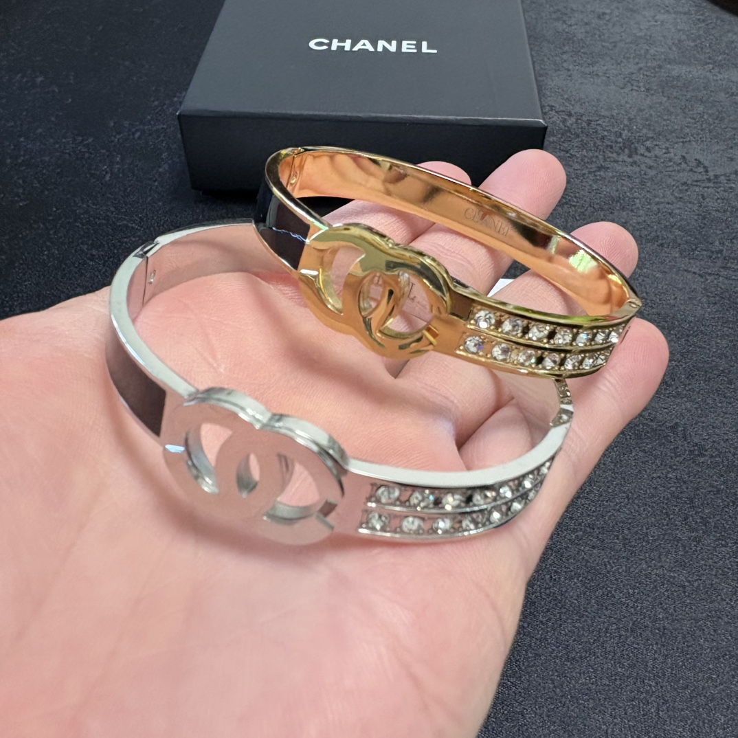 Chanel 小红书推荐 小香新款雕刻c字母镶钻手镯 香奈儿Chanel高品质进口精钢手镯 bling