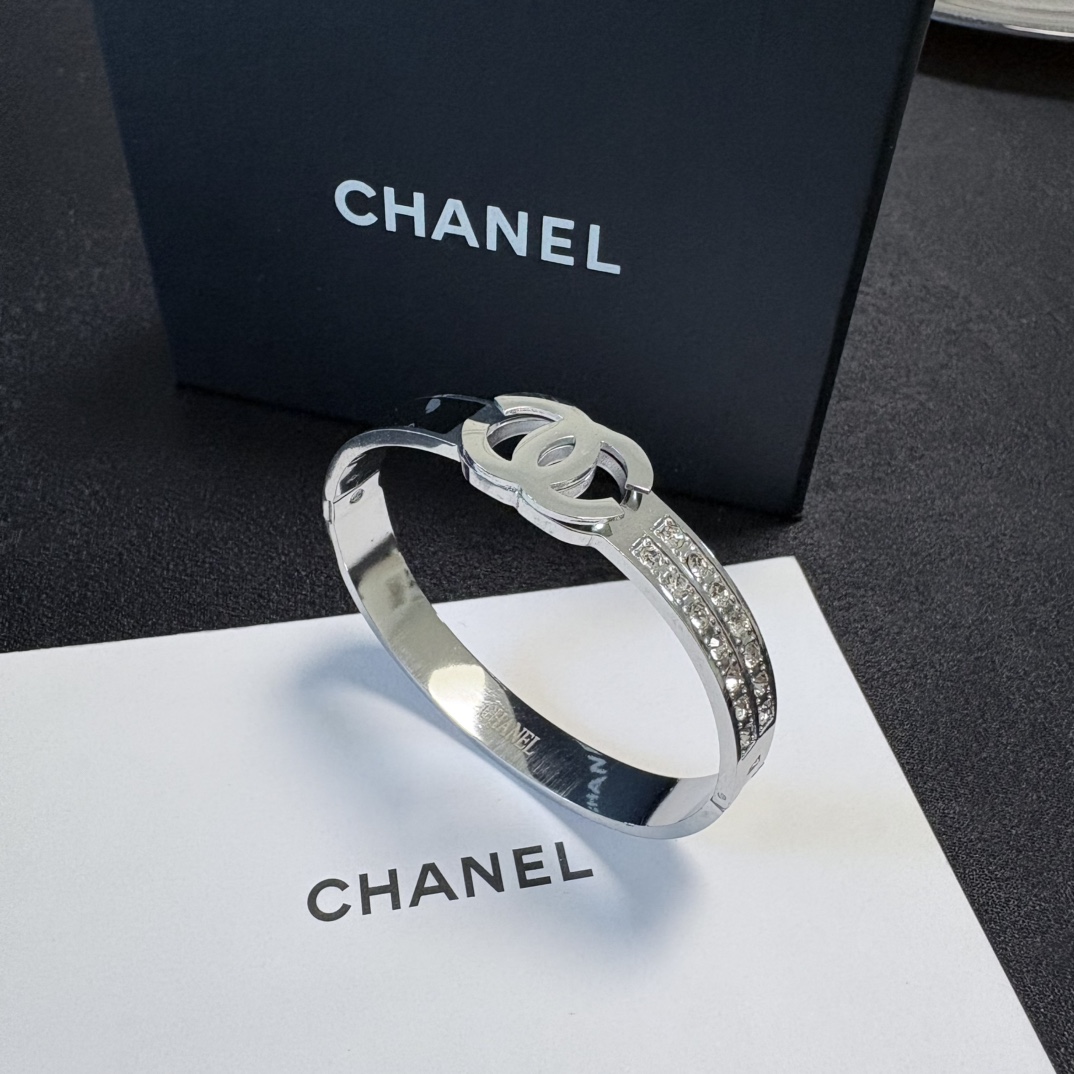 Chanel 小红书推荐 小香新款雕刻c字母镶钻手镯 香奈儿Chanel高品质进口精钢手镯 bling