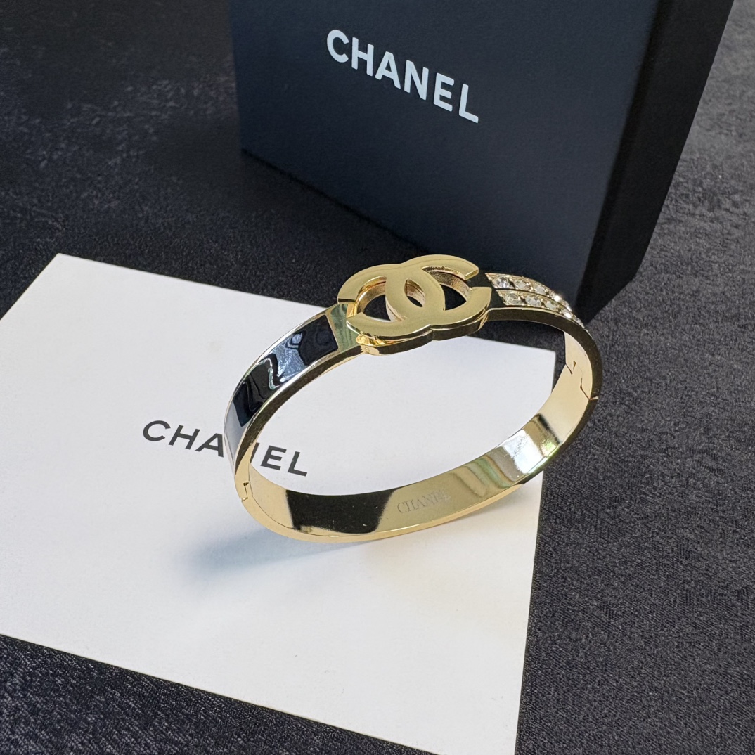 Chanel 小红书推荐 小香新款雕刻c字母镶钻手镯 香奈儿Chanel高品质进口精钢手镯 bling