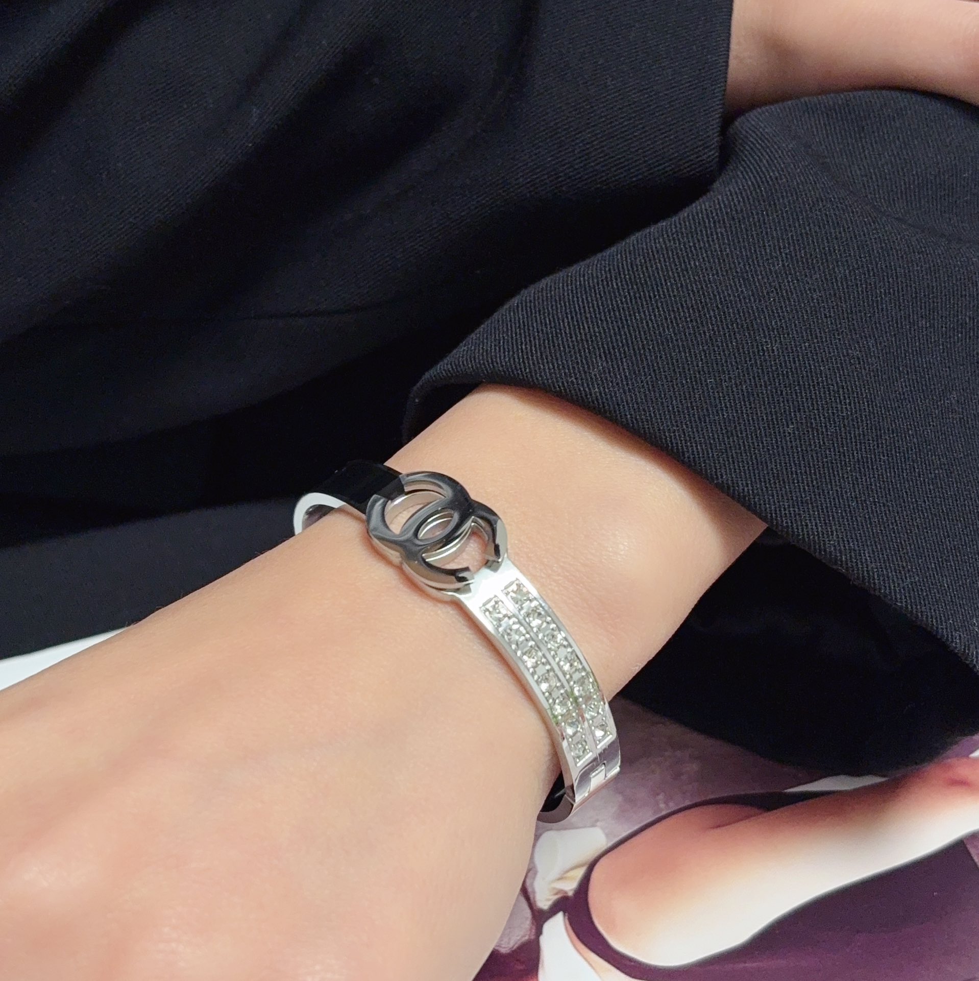 NO:688011,Xiaohongshu recommends the popular Xiaoxiang new engraved C letter diamond bracelet Chanel Chanel high-quality imported stainless steel bracelet with super heavy bling bling, the color matching is very good and high-end, the goddess has a high-end temperament, the stainless steel material is not allergic and does not fade. One-to-one exquisite craftsmanship, extremely classic charm, high cost performance, must-have choice, boutique jewelry, chanel, chanel, bracelet19860909小红书推荐爆款小香新款雕刻c字母镶钻手镯香奈儿Chanel高品质进口精钢手镯超重工bling bling,颜色搭配得非常好高级感 女神气质高端 精钢材质不过敏不褪色.一比一精美工艺,经典至极的魅物,性价比高 必备必入之选,饰品精品,chanel,chanel,bracelet,Jewelry