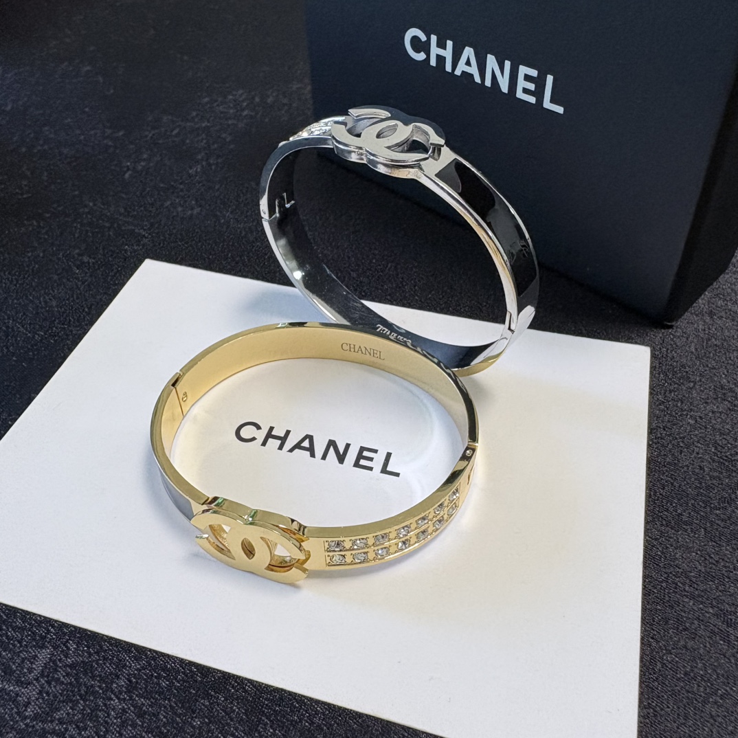 Chanel 小红书推荐 小香新款雕刻c字母镶钻手镯 香奈儿Chanel高品质进口精钢手镯 bling