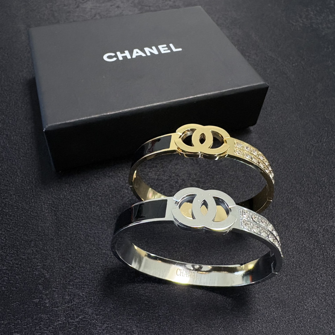Chanel 小红书推荐 小香新款雕刻c字母镶钻手镯 香奈儿Chanel高品质进口精钢手镯 bling
