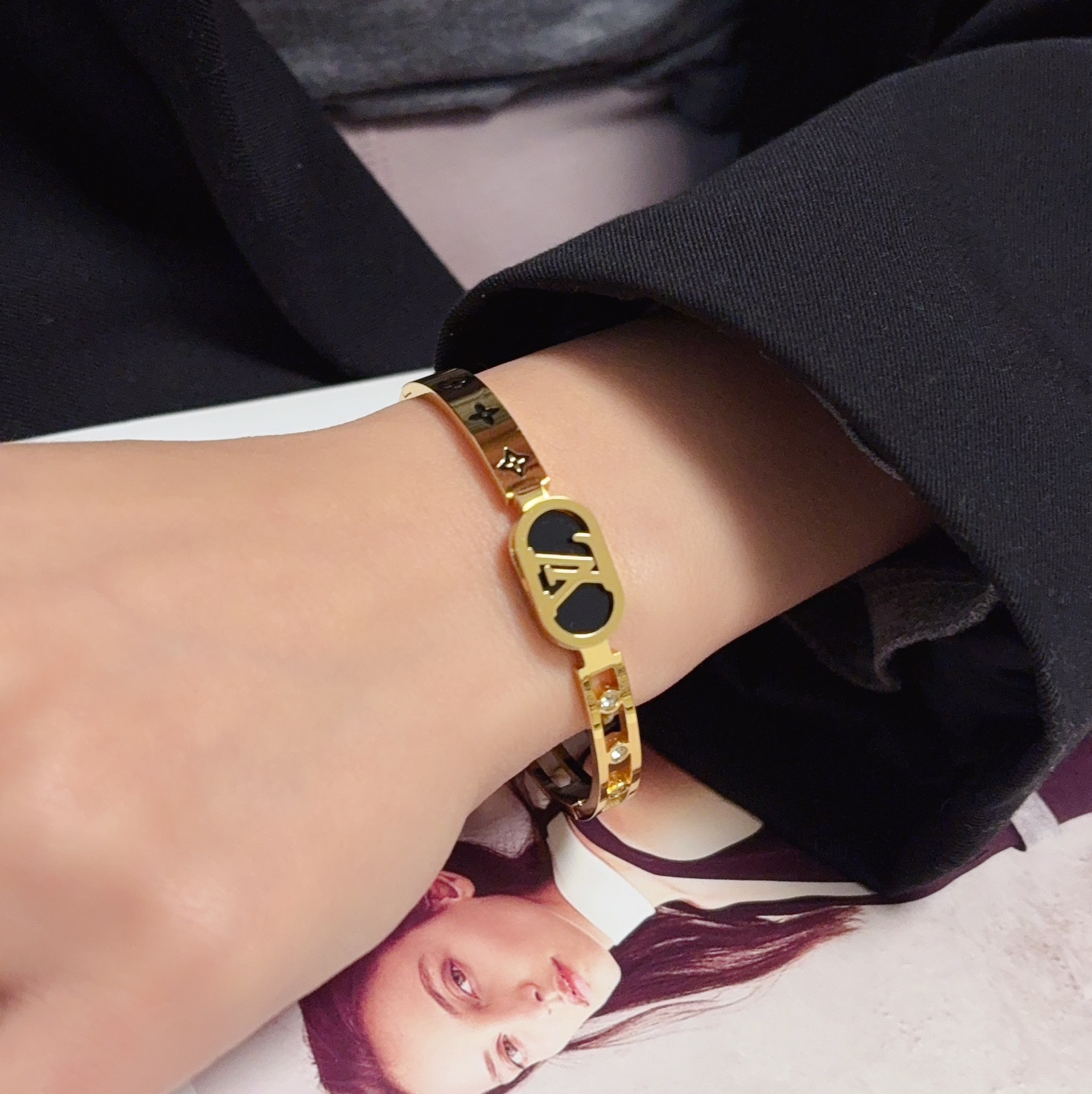 NO:688014,New product, original item, LV letter bracelet Louis Vuitton, same material at counters, popular model shipped, unique design, retro and avant-garde. Bracelet 14K Seiko color-protected version has been loved by MM since its launch. Every color has its unique brilliance!  The effect is very nice!  The tiniest one!  It is more durable than ordinary models and shows a fairer complexion, fine jewelry, louis vuitton, louis vuitton, louis vuitton, bracelet19860909新品 原单货 LV字母手镯Louis Vuitton 路易威登 专柜一致材质 火爆款出货 设计独特 复古前卫.手镯14K精工保色版 从上市以来一直深受MM喜爱每一种颜色都有它独一无二的光彩！上手效果非常好看！最细小的一款！比普通款更耐看显肤色白皙,饰品精品,louis vuitton,louis vuitton,louis vuitton,bracelet,Jewelry