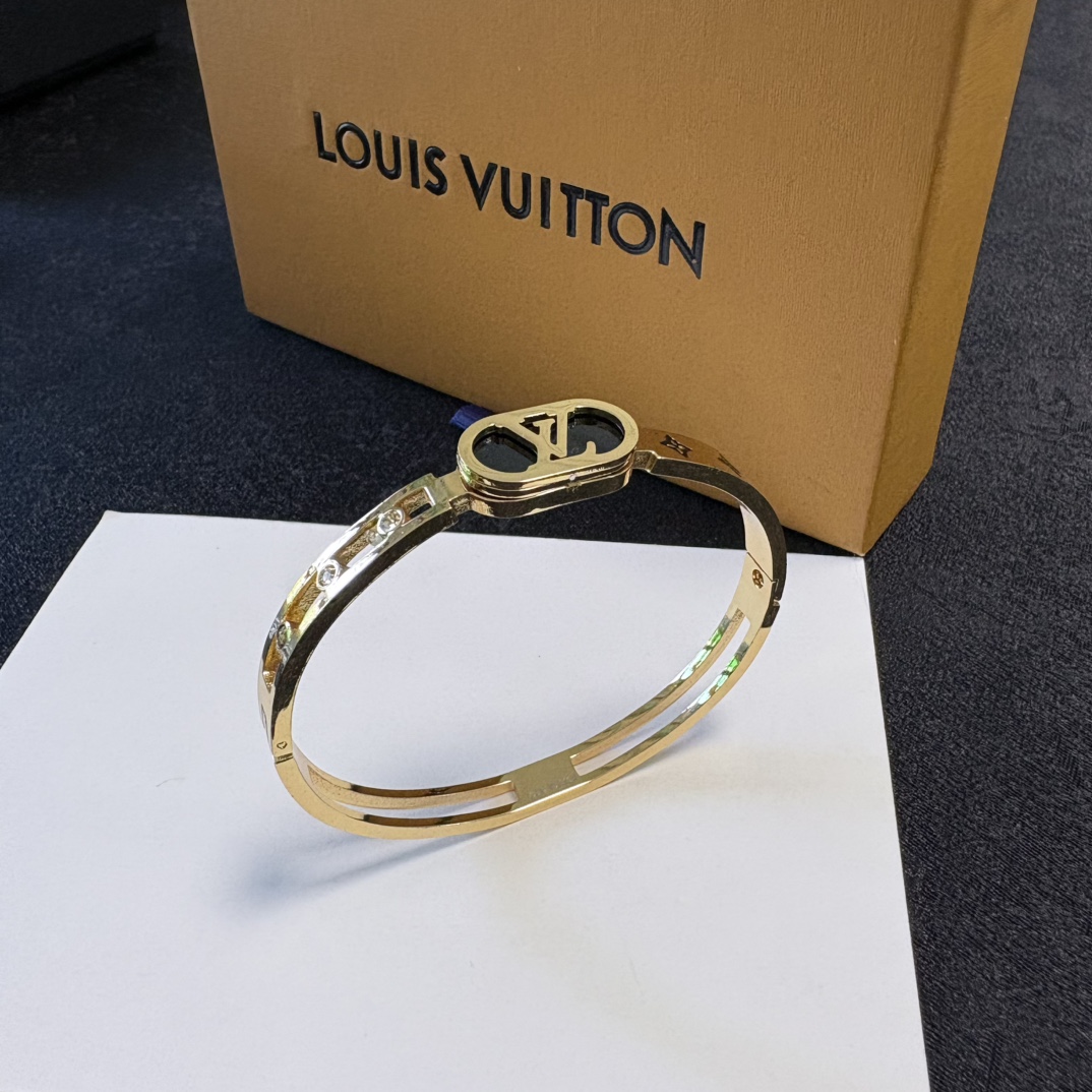 Louis Vuitton 新品 LV字母手镯 Louis Vuitton 路易威登 一致材质 火 设计独特 前卫