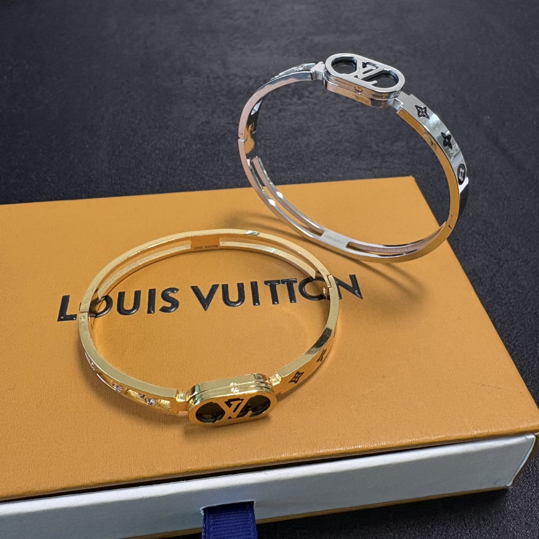 Louis Vuitton 新品 LV字母手镯 Louis Vuitton 路易威登 一致材质 火 设计独特 前卫