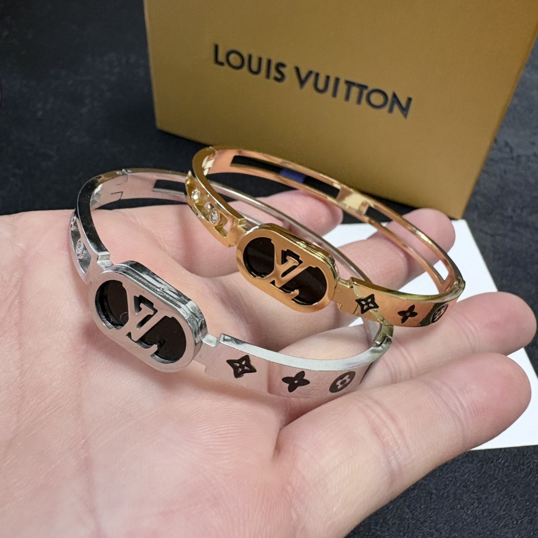 Louis Vuitton 新品 LV字母手镯 Louis Vuitton 路易威登 一致材质 火 设计独特 前卫