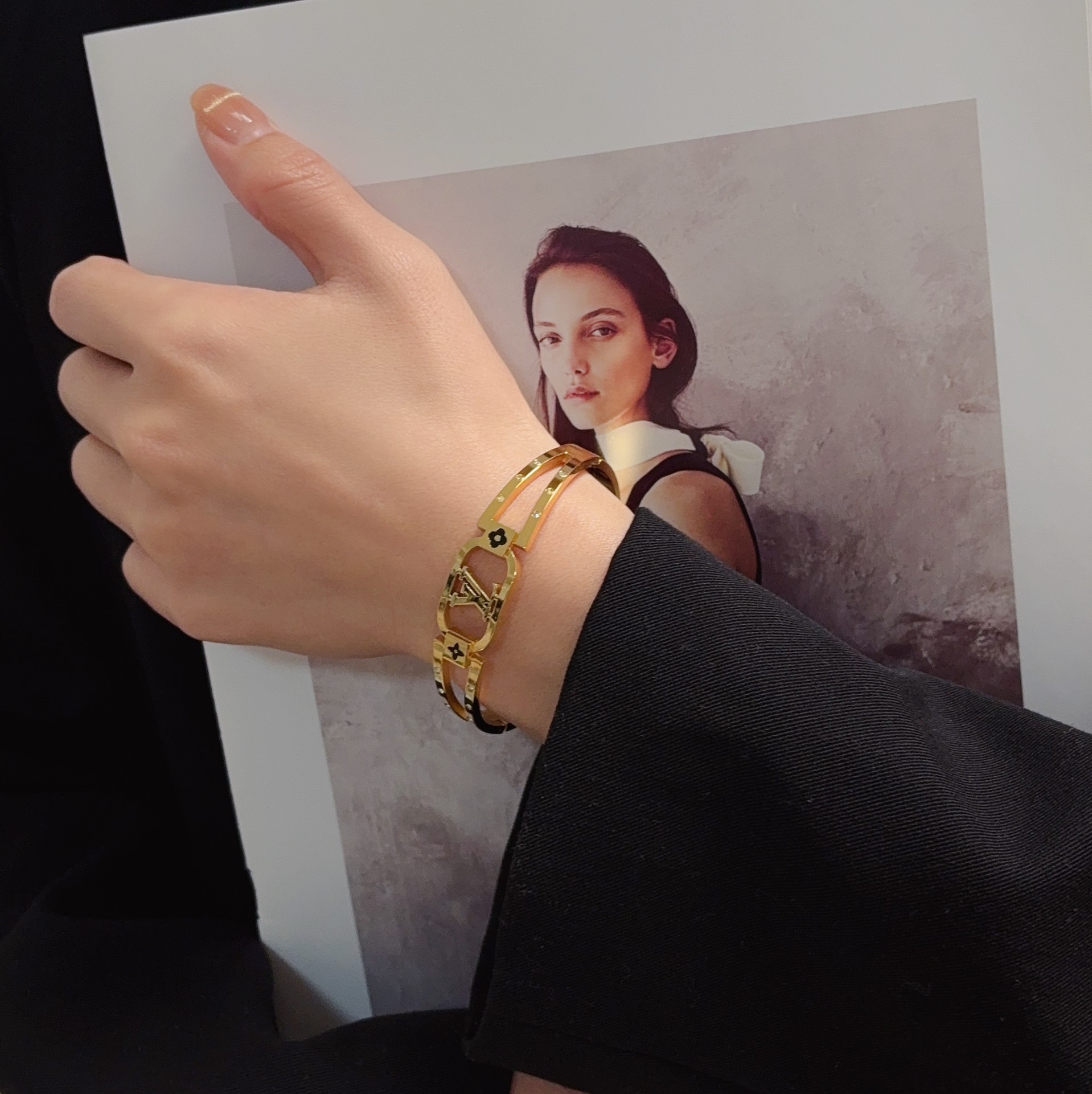 Louis Vuitton 新品 LV字母镂空手镯 Louis Vuitton 路易威登 一致材质 火 设计独特 前卫