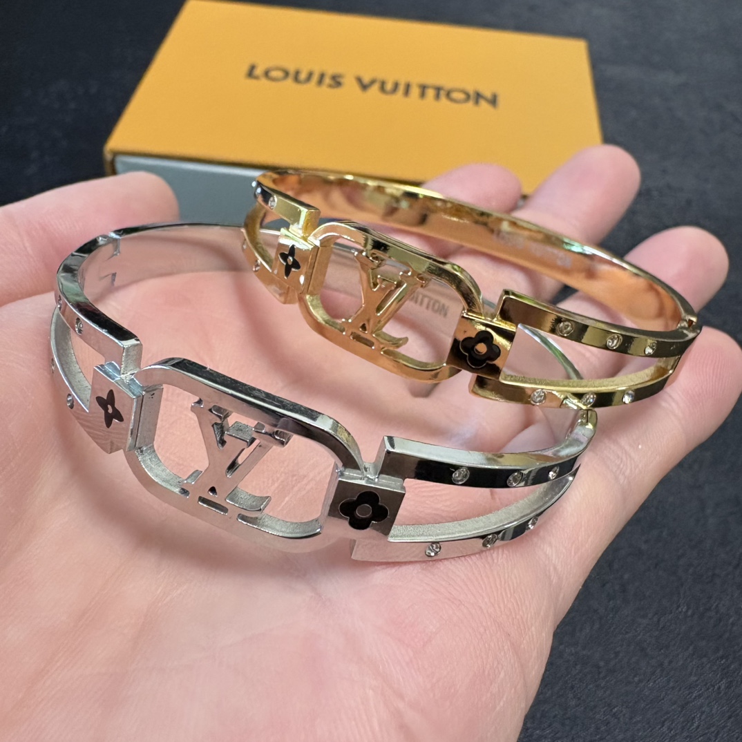 Louis Vuitton 新品 LV字母镂空手镯 Louis Vuitton 路易威登 一致材质 火 设计独特 前卫