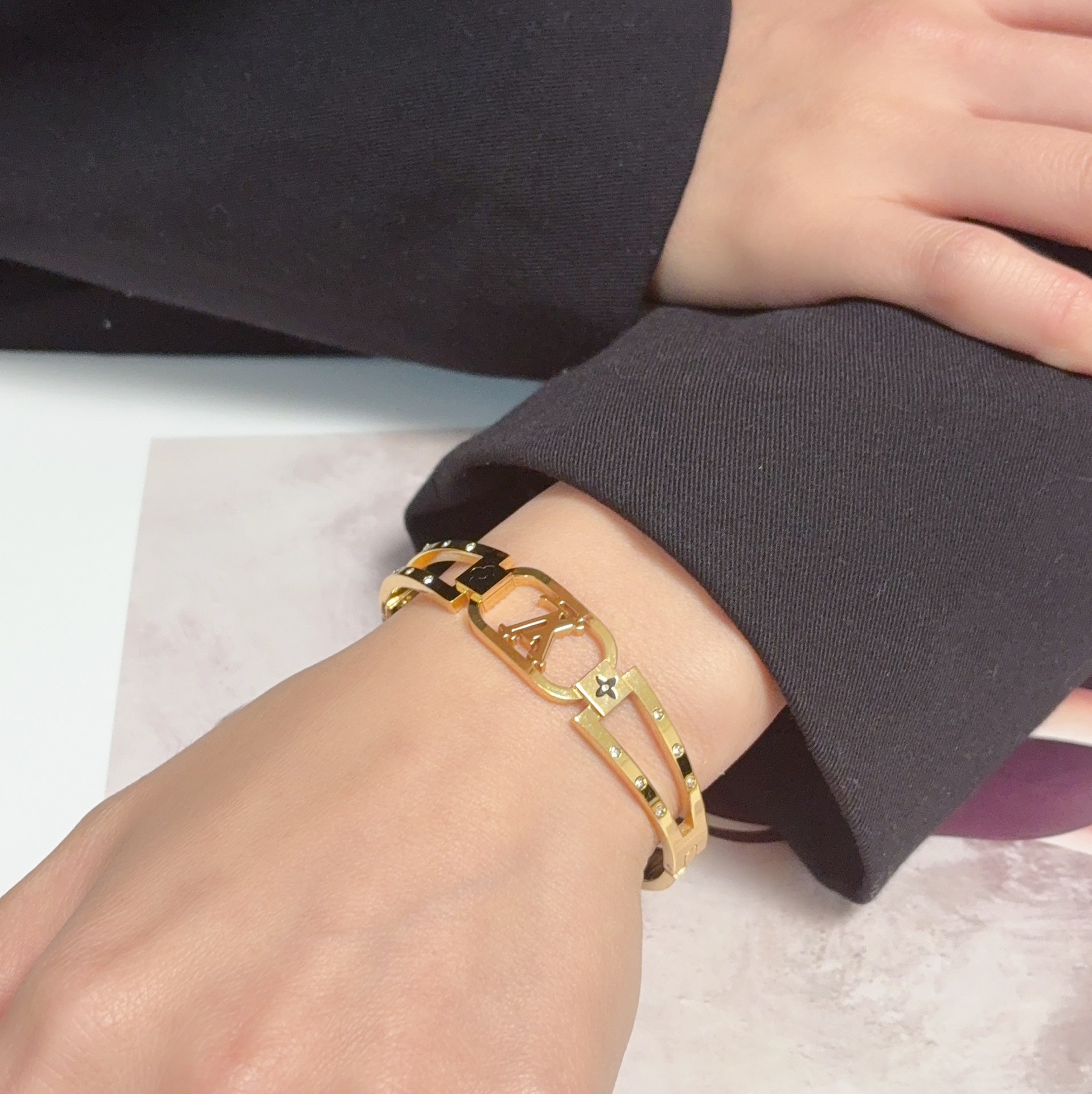 NO:688017,New product Original item LV letter hollow bracelet Louis Vuitton Louis Vuitton Counter consistent material Popular model shipped Unique design retro avant-garde. Bracelet 14K Seiko color-protected version has been loved by MM since its launch. Every color has its own unique brilliance!  The effect is very nice!  The tiniest one!  It is more durable than ordinary models and shows a fairer complexion, fine jewelry, louis vuitton, louis vuitton, louis vuitton, bracelet19860909新品 原单货 LV字母镂空手镯Louis Vuitton 路易威登 专柜一致材质 火爆款出货 设计独特 复古前卫.手镯14K精工保色版 从上市以来一直深受MM喜爱每一种颜色都有它独一无二的光彩！上手效果非常好看！最细小的一款！比普通款更耐看显肤色白皙,饰品精品,louis vuitton,louis vuitton,louis vuitton,bracelet,Jewelry