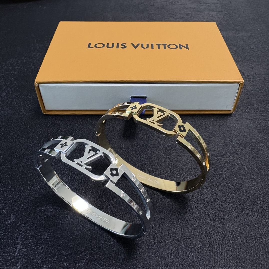 Louis Vuitton 新品 LV字母镂空手镯 Louis Vuitton 路易威登 一致材质 火 设计独特 前卫