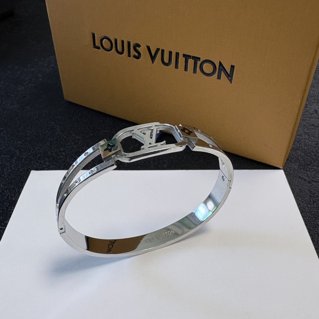 Louis Vuitton 新品 LV字母镂空手镯 Louis Vuitton 路易威登 一致材质 火 设计独特 前卫