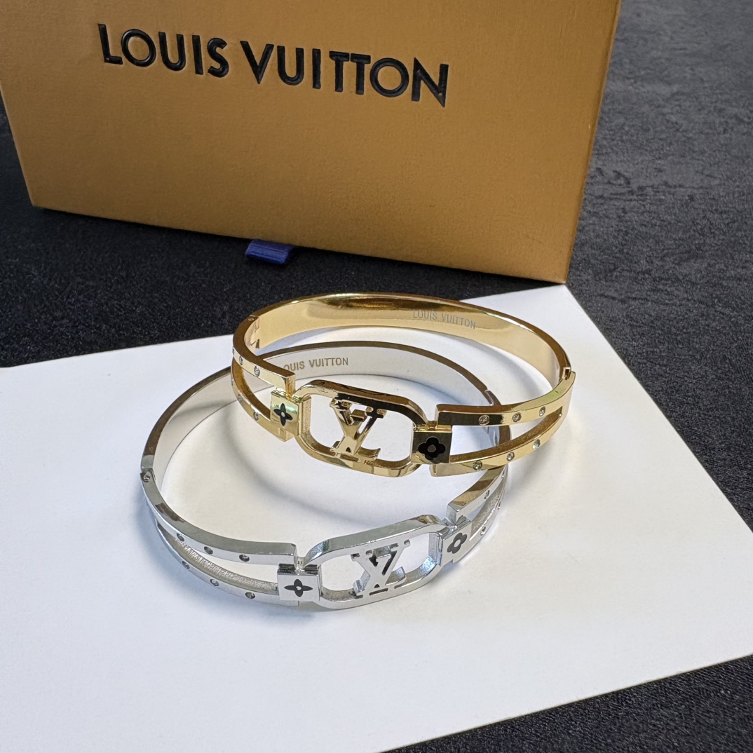 Louis Vuitton 新品 LV字母镂空手镯 Louis Vuitton 路易威登 一致材质 火 设计独特 前卫