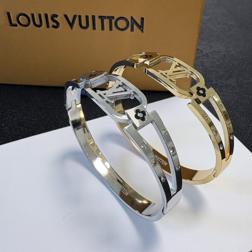 Louis Vuitton 新品 LV字母镂空手镯 Louis Vuitton 路易威登 一致材质 火 设计独特 前卫