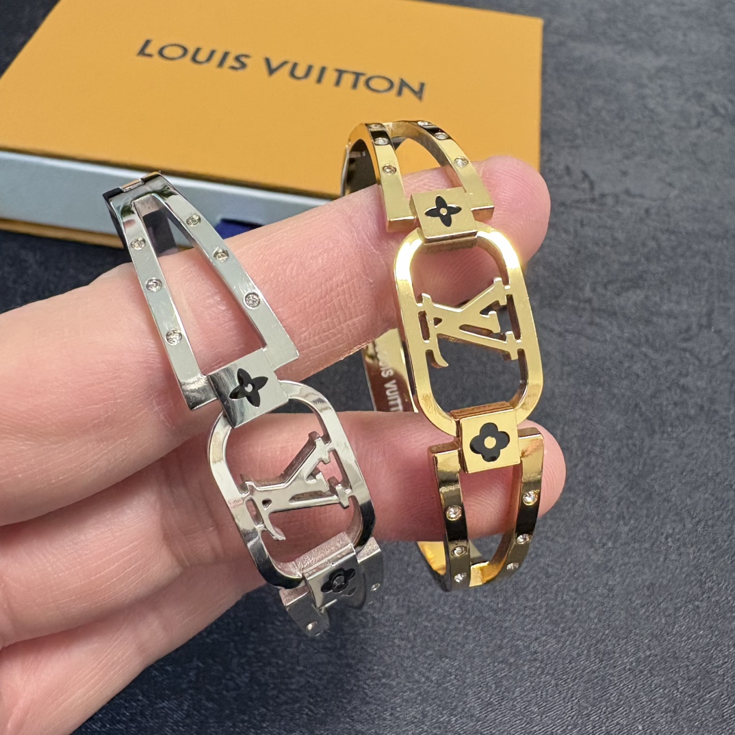 Louis Vuitton 新品 LV字母镂空手镯 Louis Vuitton 路易威登 一致材质 火 设计独特 前卫