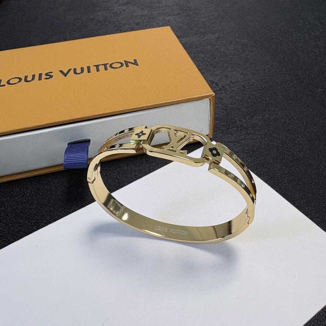 Louis Vuitton 新品 LV字母镂空手镯 Louis Vuitton 路易威登 一致材质 火 设计独特 前卫