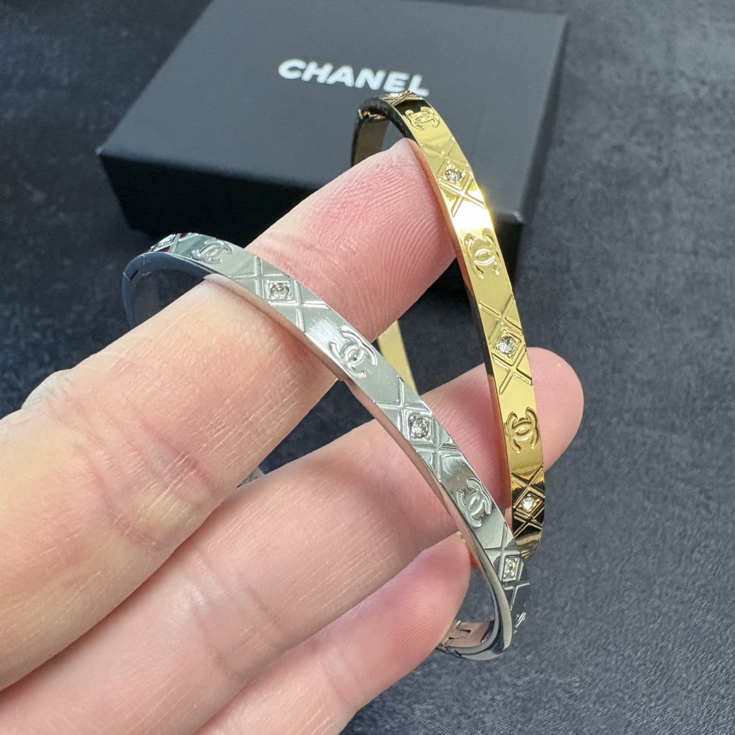 Chanel 小红书推荐 小香新款c字母镶钻窄版手镯 香奈儿Chanel高品质进口精钢手镯 bling