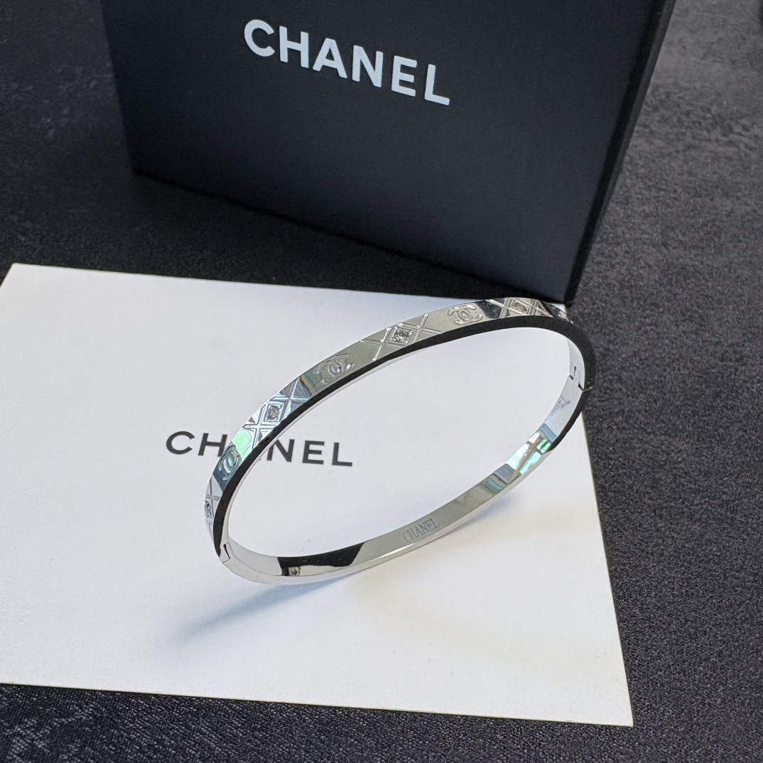 Chanel 小红书推荐 小香新款c字母镶钻窄版手镯 香奈儿Chanel高品质进口精钢手镯 bling