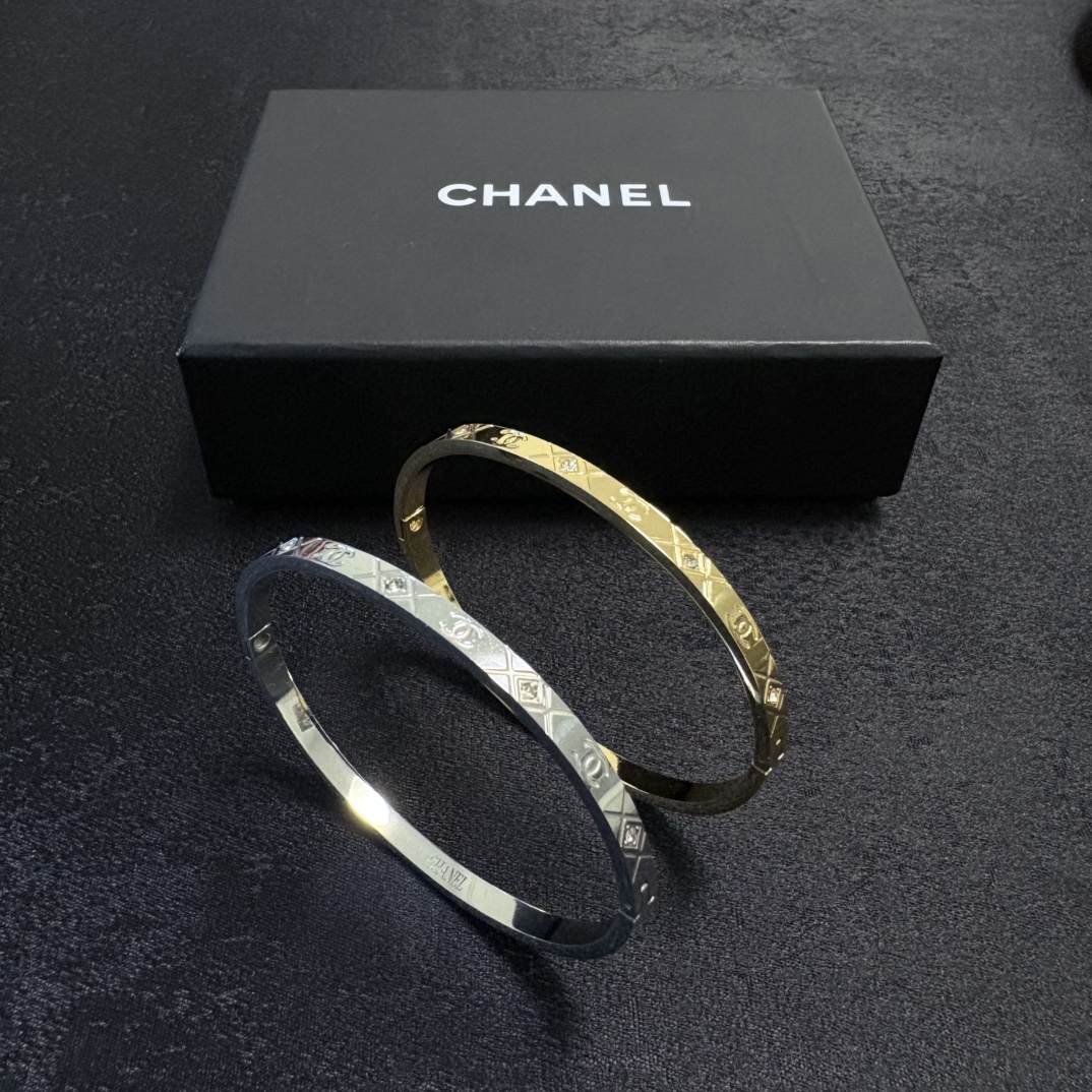 Chanel 小红书推荐 小香新款c字母镶钻窄版手镯 香奈儿Chanel高品质进口精钢手镯 bling