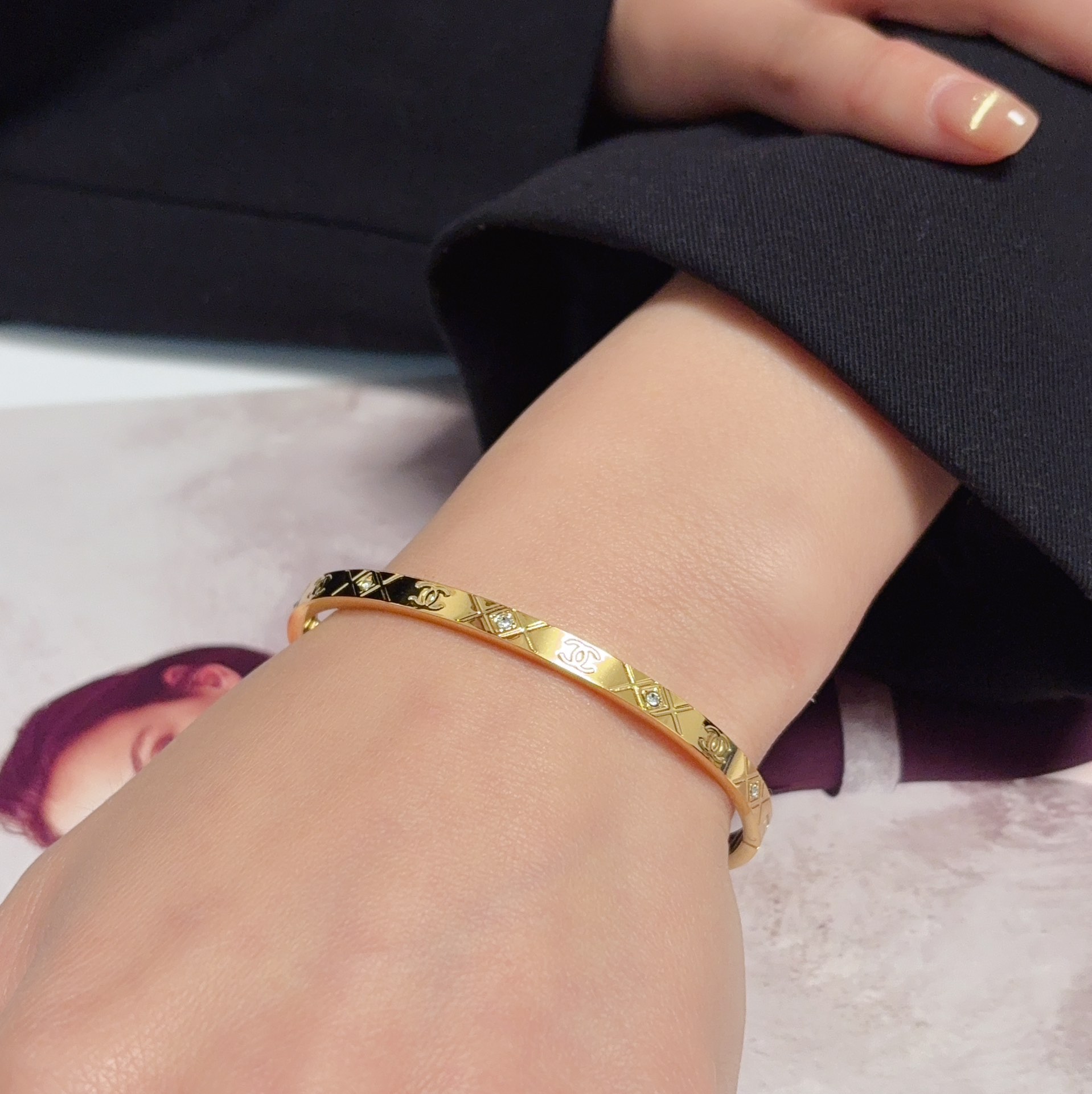 NO:688020,Xiaohongshu recommends the popular Xiaoxiang new c letter diamond-encrusted narrow bracelet Chanel Chanel high-quality imported stainless steel bracelet with super heavy bling bling, the color matching is very good and high-end, the goddess has a high-end temperament, the stainless steel material is not allergic and does not fade. One-to-one exquisite craftsmanship, extremely classic charm, high cost performance, must-have choice, boutique jewelry, chanel, chanel, bracelet19860909小红书推荐爆款小香新款c字母镶钻窄版手镯香奈儿Chanel高品质进口精钢手镯超重工bling bling,颜色搭配得非常好高级感 女神气质高端 精钢材质不过敏不褪色.一比一精美工艺,经典至极的魅物,性价比高 必备必入之选,饰品精品,chanel,chanel,bracelet,Jewelry