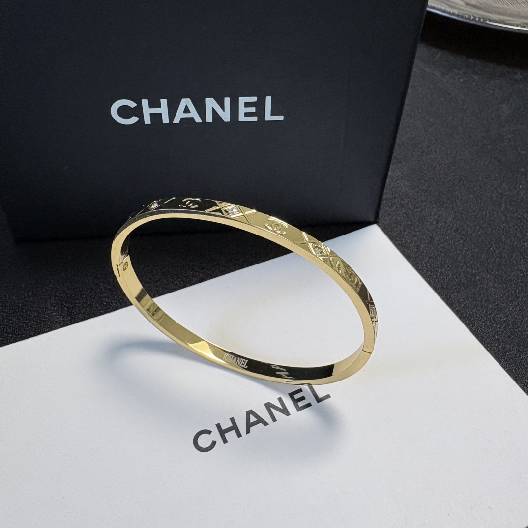 Chanel 小红书推荐 小香新款c字母镶钻窄版手镯 香奈儿Chanel高品质进口精钢手镯 bling