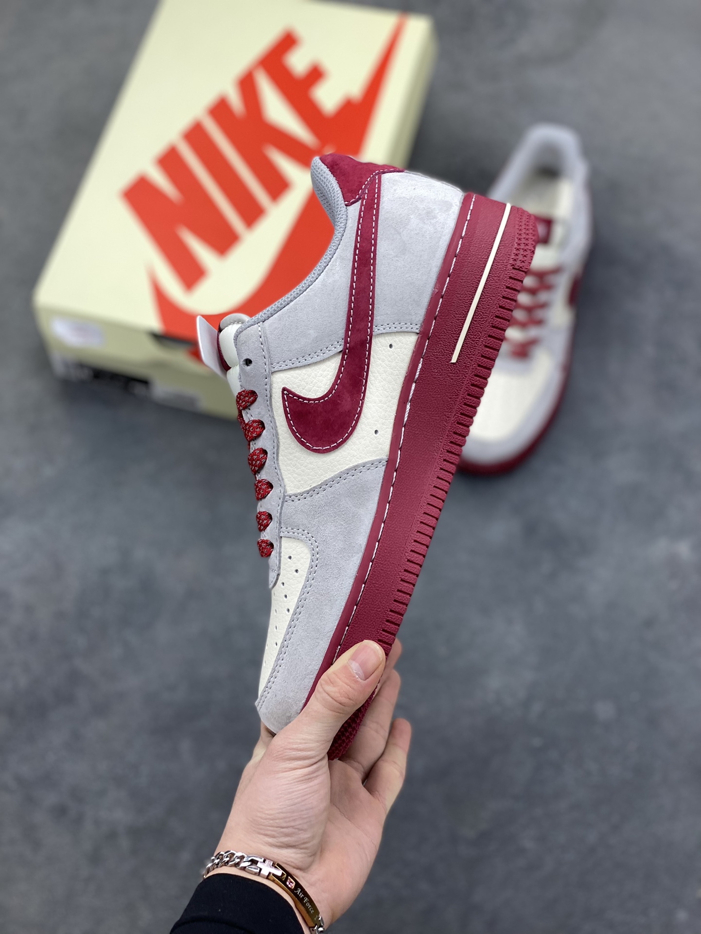 图片[3]-NIke Air Force 1 ‘07 Low “斯图西联名——酒红猪八革”空军一号 低帮 运动鞋 休闲鞋 折边针车 工艺难度大 原楦头原纸板 原装鞋盒 定制五金配件 内置全掌气垫 原厂鞋底 货号：JP8028-076 尺码：36 36.5 37.5 38 38.5 39 40 40.5 41 42 42.5 43 44 44.5 45-选品中心