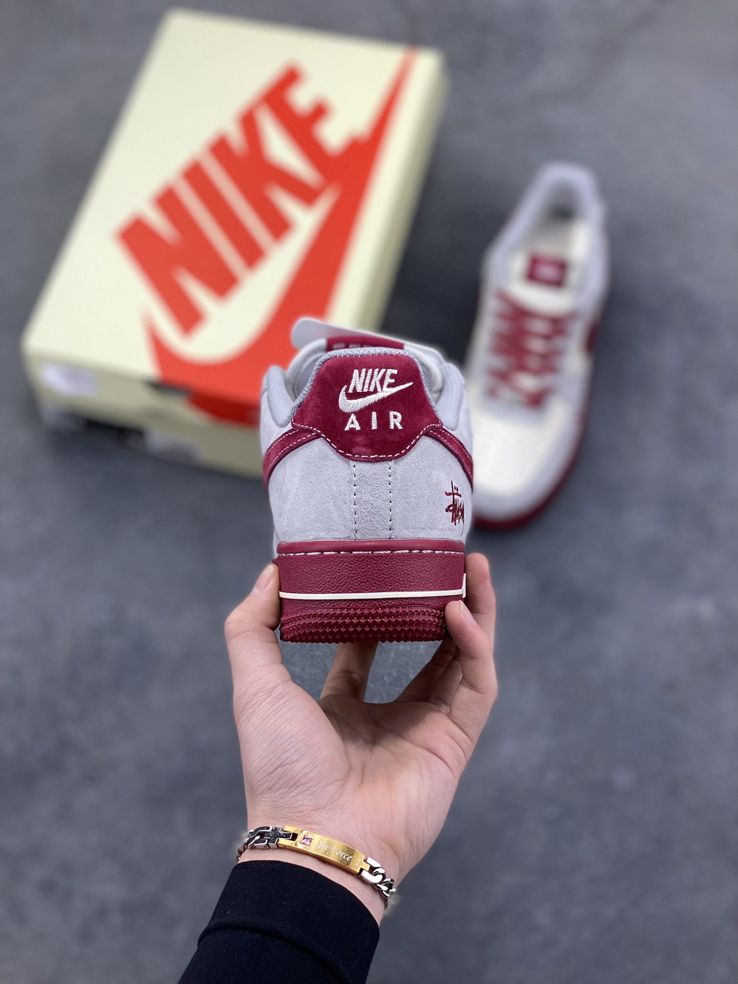 图片[4]-NIke Air Force 1 ‘07 Low “斯图西联名——酒红猪八革”空军一号 低帮 运动鞋 休闲鞋 折边针车 工艺难度大 原楦头原纸板 原装鞋盒 定制五金配件 内置全掌气垫 原厂鞋底 货号：JP8028-076 尺码：36 36.5 37.5 38 38.5 39 40 40.5 41 42 42.5 43 44 44.5 45-选品中心