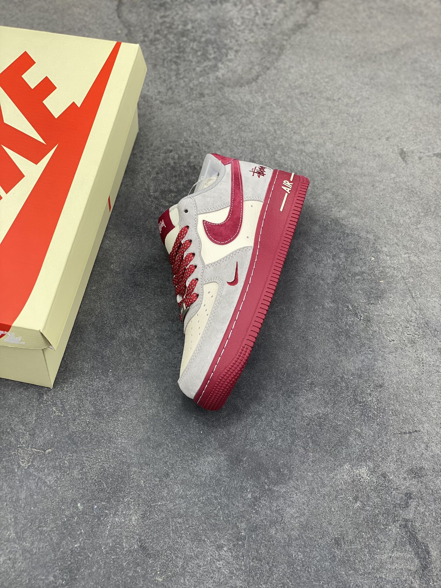 图片[7]-NIke Air Force 1 ‘07 Low “斯图西联名——酒红猪八革”空军一号 低帮 运动鞋 休闲鞋 折边针车 工艺难度大 原楦头原纸板 原装鞋盒 定制五金配件 内置全掌气垫 原厂鞋底 货号：JP8028-076 尺码：36 36.5 37.5 38 38.5 39 40 40.5 41 42 42.5 43 44 44.5 45-选品中心