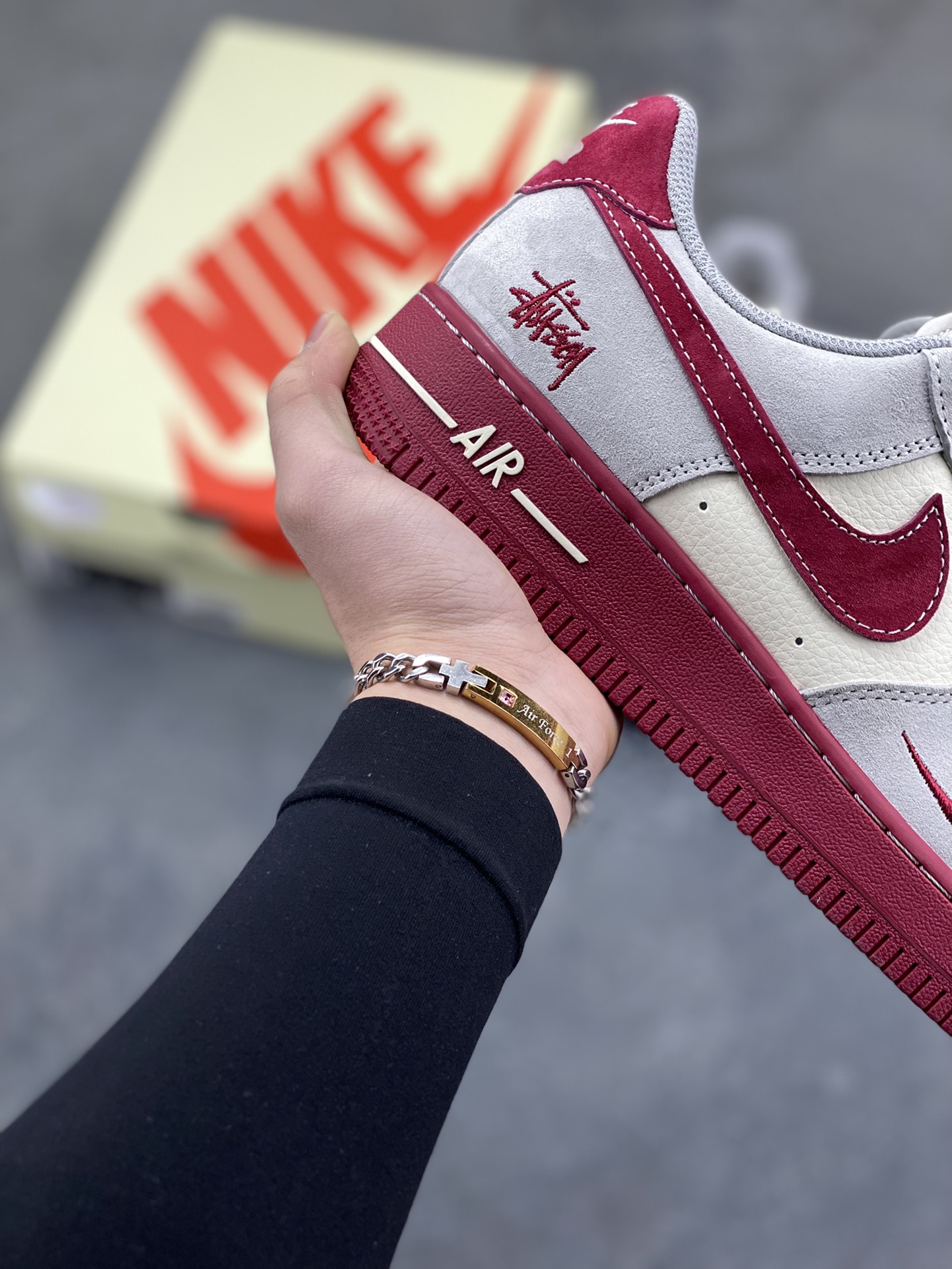 图片[6]-NIke Air Force 1 ‘07 Low “斯图西联名——酒红猪八革”空军一号 低帮 运动鞋 休闲鞋 折边针车 工艺难度大 原楦头原纸板 原装鞋盒 定制五金配件 内置全掌气垫 原厂鞋底 货号：JP8028-076 尺码：36 36.5 37.5 38 38.5 39 40 40.5 41 42 42.5 43 44 44.5 45-选品中心