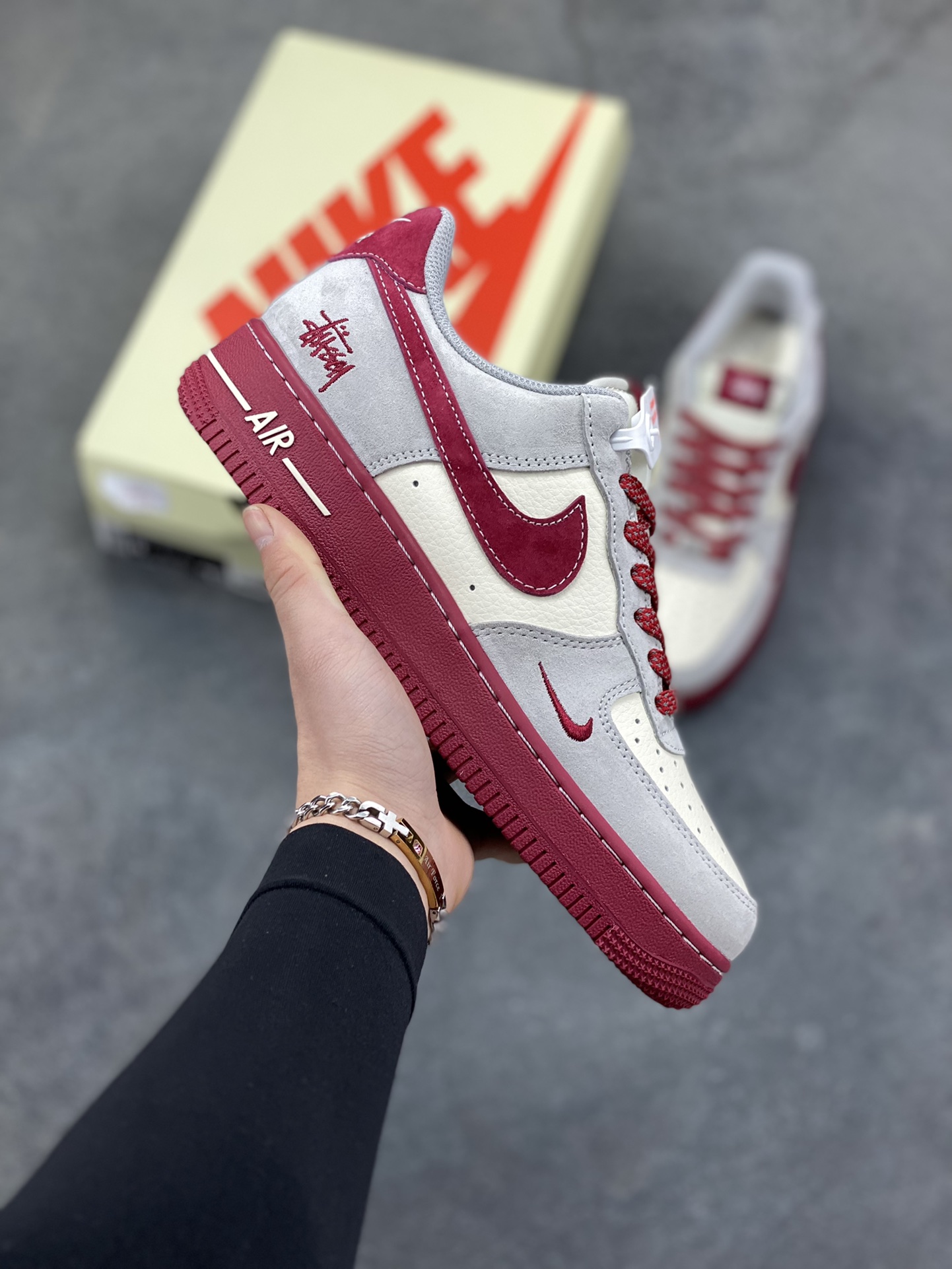 NIke Air Force 1 ‘07 Low “斯图西联名——酒红猪八革”空军一号 低帮 运动鞋 休闲鞋 折边针车 工艺难度大 原楦头原纸板 原装鞋盒 定制五金配件 内置全掌气垫 原厂鞋底 货号：JP8028-076 尺码：36 36.5 37.5 38 38.5 39 40 40.5 41 42 42.5 43 44 44.5 45-选品中心
