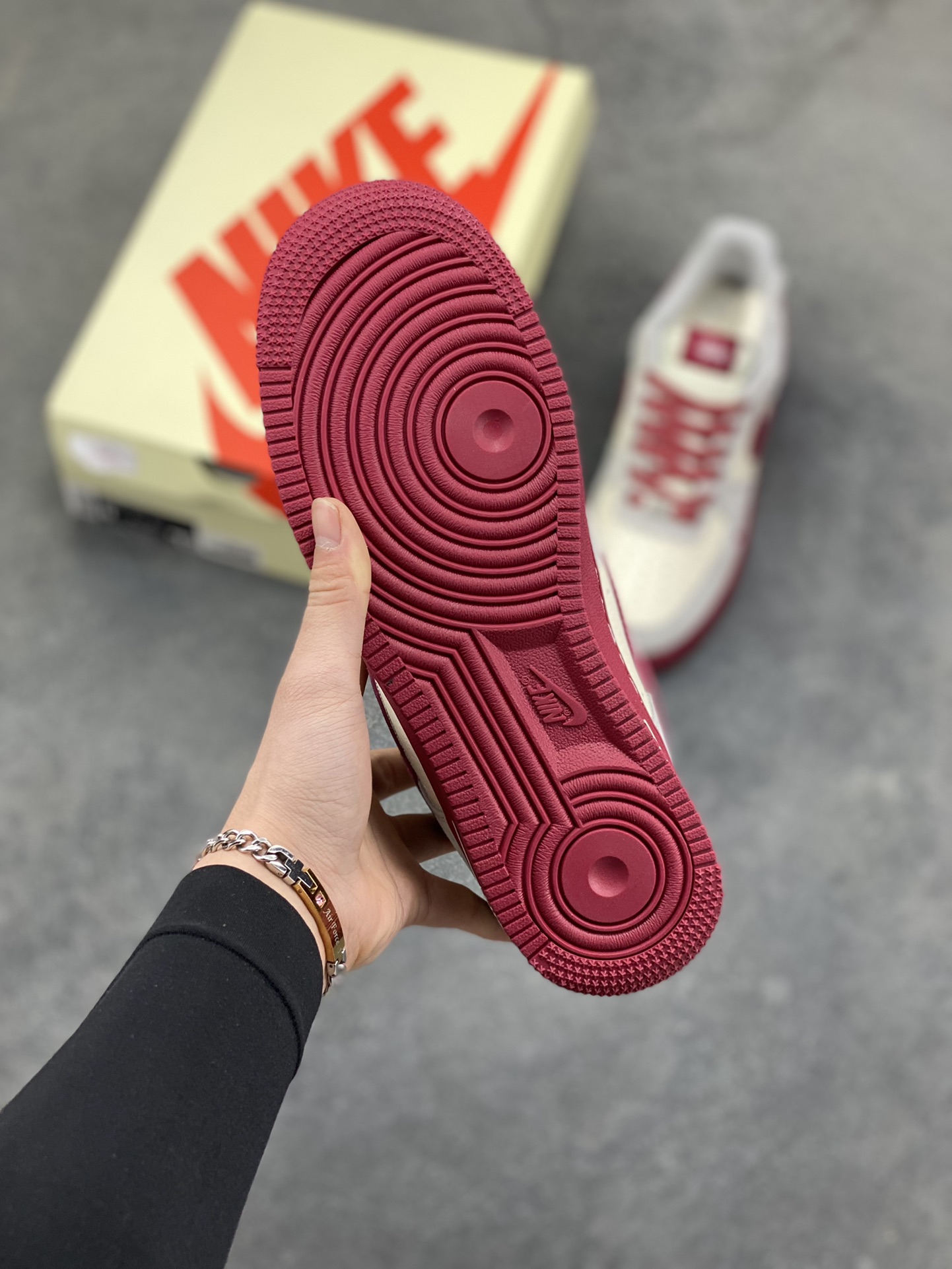 图片[5]-NIke Air Force 1 ‘07 Low “斯图西联名——酒红猪八革”空军一号 低帮 运动鞋 休闲鞋 折边针车 工艺难度大 原楦头原纸板 原装鞋盒 定制五金配件 内置全掌气垫 原厂鞋底 货号：JP8028-076 尺码：36 36.5 37.5 38 38.5 39 40 40.5 41 42 42.5 43 44 44.5 45-选品中心
