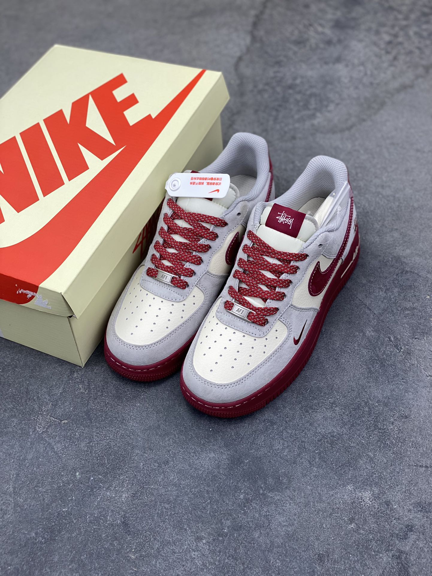 图片[8]-NIke Air Force 1 ‘07 Low “斯图西联名——酒红猪八革”空军一号 低帮 运动鞋 休闲鞋 折边针车 工艺难度大 原楦头原纸板 原装鞋盒 定制五金配件 内置全掌气垫 原厂鞋底 货号：JP8028-076 尺码：36 36.5 37.5 38 38.5 39 40 40.5 41 42 42.5 43 44 44.5 45-选品中心
