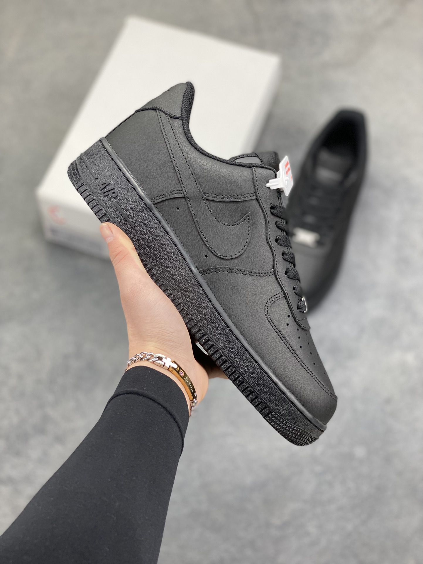 NIke Air Force 1 ‘07 Low 空军一号低帮 运动鞋 休闲鞋 折边针车 工艺难度大 原楦头原纸板 原装鞋盒 定制五金配件 内置全掌气垫 原厂鞋底 货号：CW2288-001 尺码：36 36.5 37.5 38 38.5 39 40 40.5 41 42 42.5 43 44 44.5 45-选品中心