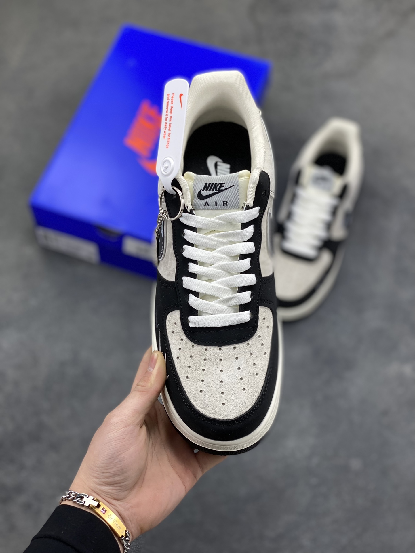 图片[2]-猿颜潮范，经典重构｜Nike Air Force 1 Low x BAPE联名款，当Nike Air Force 1 Low的传奇鞋型邂逅BAPE的街头猿力，这双SY1388-024直接将潮流辨识度拉满，米白磨砂皮革与黑色亮面材质拼接鞋身，碰撞出层次丰富的视觉质感。鞋头排布的迷你银色Swoosh打破常规，鞋侧BAPE标志性的星星闪电勾取代经典Nike标识，猿人头徽章点缀后跟，每一处细节都烙印着联名的独特基因。鞋舌处的BAPE字样与猿人头吊坠挂饰，更是将街头潮范贯彻到底，成为吸睛的点睛之笔。米白中底搭配黑色外底，经典的AF1轮廓下暗藏潮奢细节，刻字“AIR”延续鞋款的舒适内核。无论是搭配街头工装还是休闲潮搭，这双联名款都能让你轻松跳出穿搭平庸，用足下的猿颜潮范，诠释独属于你的街头态度-选品中心
