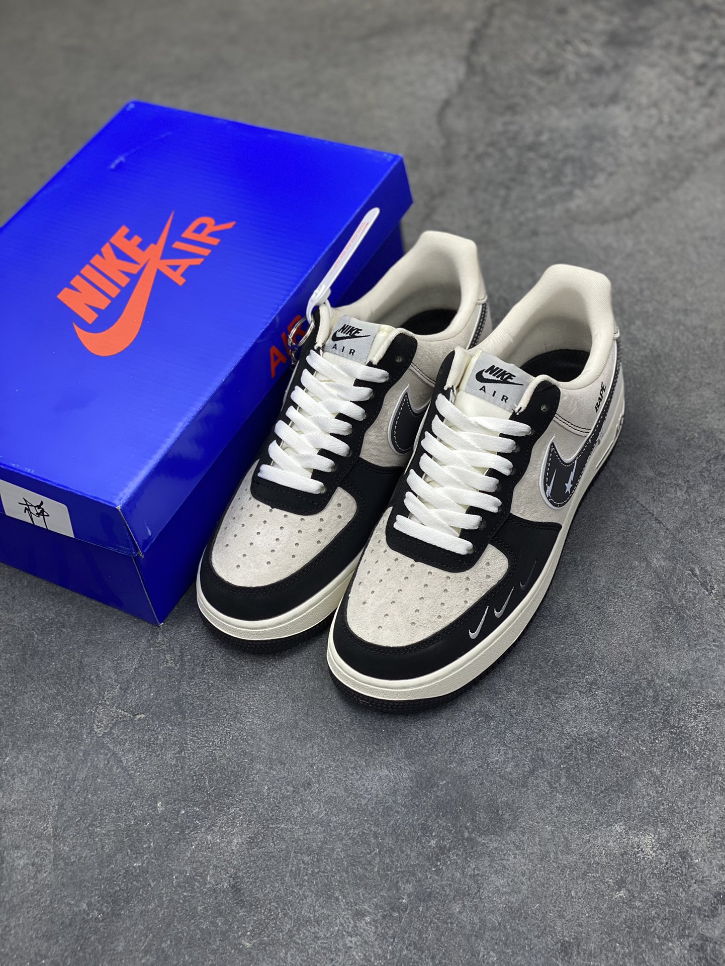 图片[8]-猿颜潮范，经典重构｜Nike Air Force 1 Low x BAPE联名款，当Nike Air Force 1 Low的传奇鞋型邂逅BAPE的街头猿力，这双SY1388-024直接将潮流辨识度拉满，米白磨砂皮革与黑色亮面材质拼接鞋身，碰撞出层次丰富的视觉质感。鞋头排布的迷你银色Swoosh打破常规，鞋侧BAPE标志性的星星闪电勾取代经典Nike标识，猿人头徽章点缀后跟，每一处细节都烙印着联名的独特基因。鞋舌处的BAPE字样与猿人头吊坠挂饰，更是将街头潮范贯彻到底，成为吸睛的点睛之笔。米白中底搭配黑色外底，经典的AF1轮廓下暗藏潮奢细节，刻字“AIR”延续鞋款的舒适内核。无论是搭配街头工装还是休闲潮搭，这双联名款都能让你轻松跳出穿搭平庸，用足下的猿颜潮范，诠释独属于你的街头态度-选品中心