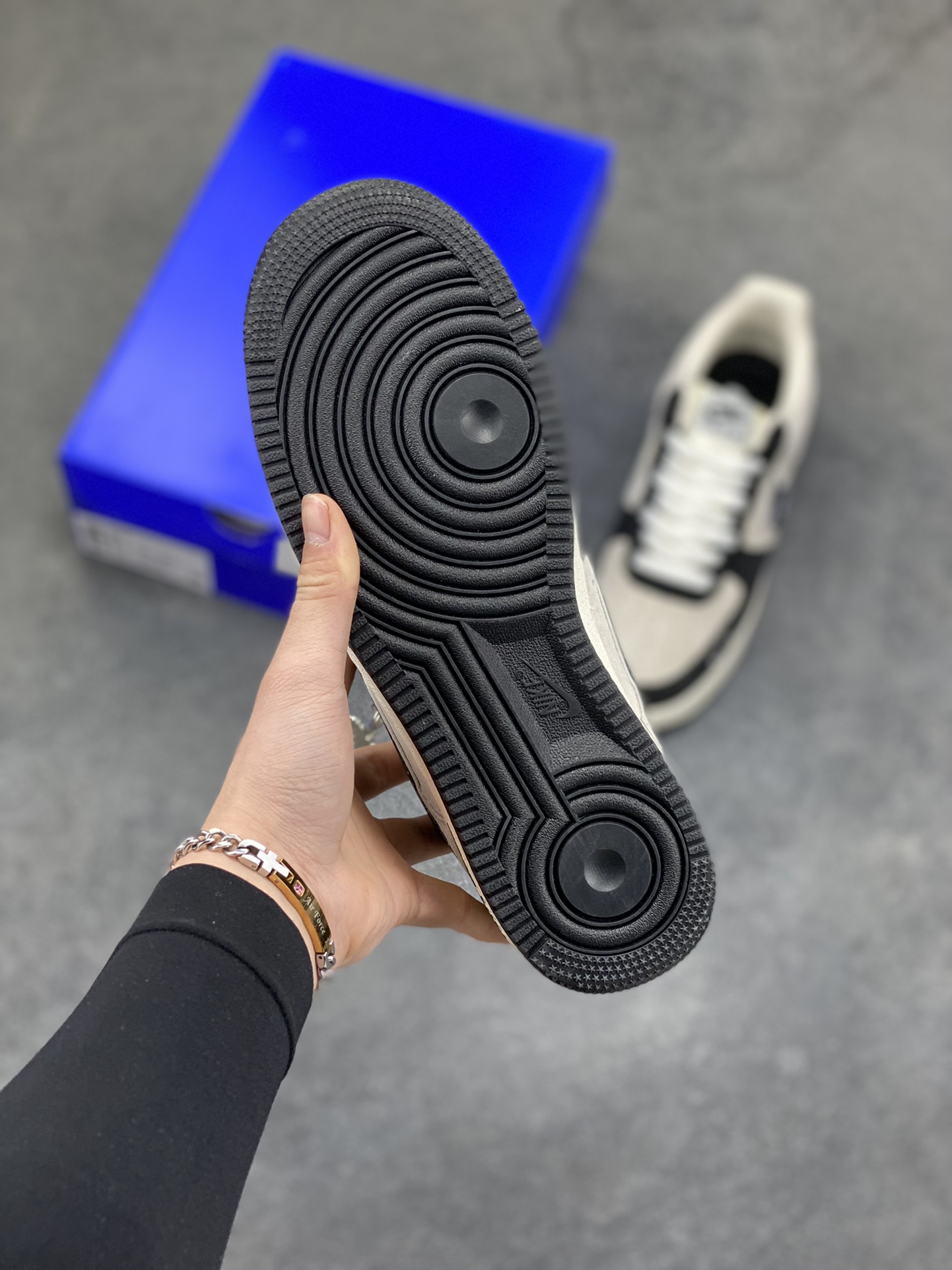 图片[5]-猿颜潮范，经典重构｜Nike Air Force 1 Low x BAPE联名款，当Nike Air Force 1 Low的传奇鞋型邂逅BAPE的街头猿力，这双SY1388-024直接将潮流辨识度拉满，米白磨砂皮革与黑色亮面材质拼接鞋身，碰撞出层次丰富的视觉质感。鞋头排布的迷你银色Swoosh打破常规，鞋侧BAPE标志性的星星闪电勾取代经典Nike标识，猿人头徽章点缀后跟，每一处细节都烙印着联名的独特基因。鞋舌处的BAPE字样与猿人头吊坠挂饰，更是将街头潮范贯彻到底，成为吸睛的点睛之笔。米白中底搭配黑色外底，经典的AF1轮廓下暗藏潮奢细节，刻字“AIR”延续鞋款的舒适内核。无论是搭配街头工装还是休闲潮搭，这双联名款都能让你轻松跳出穿搭平庸，用足下的猿颜潮范，诠释独属于你的街头态度-选品中心