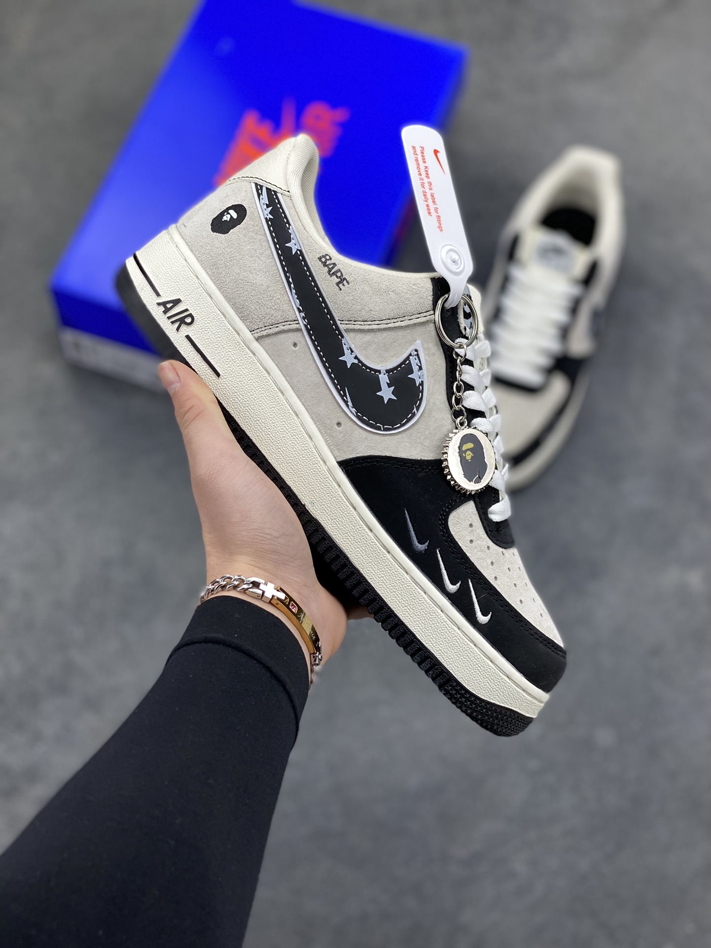 猿颜潮范，经典重构｜Nike Air Force 1 Low x BAPE联名款，当Nike Air Force 1 Low的传奇鞋型邂逅BAPE的街头猿力，这双SY1388-024直接将潮流辨识度拉满，米白磨砂皮革与黑色亮面材质拼接鞋身，碰撞出层次丰富的视觉质感。鞋头排布的迷你银色Swoosh打破常规，鞋侧BAPE标志性的星星闪电勾取代经典Nike标识，猿人头徽章点缀后跟，每一处细节都烙印着联名的独特基因。鞋舌处的BAPE字样与猿人头吊坠挂饰，更是将街头潮范贯彻到底，成为吸睛的点睛之笔。米白中底搭配黑色外底，经典的AF1轮廓下暗藏潮奢细节，刻字“AIR”延续鞋款的舒适内核。无论是搭配街头工装还是休闲潮搭，这双联名款都能让你轻松跳出穿搭平庸，用足下的猿颜潮范，诠释独属于你的街头态度-选品中心