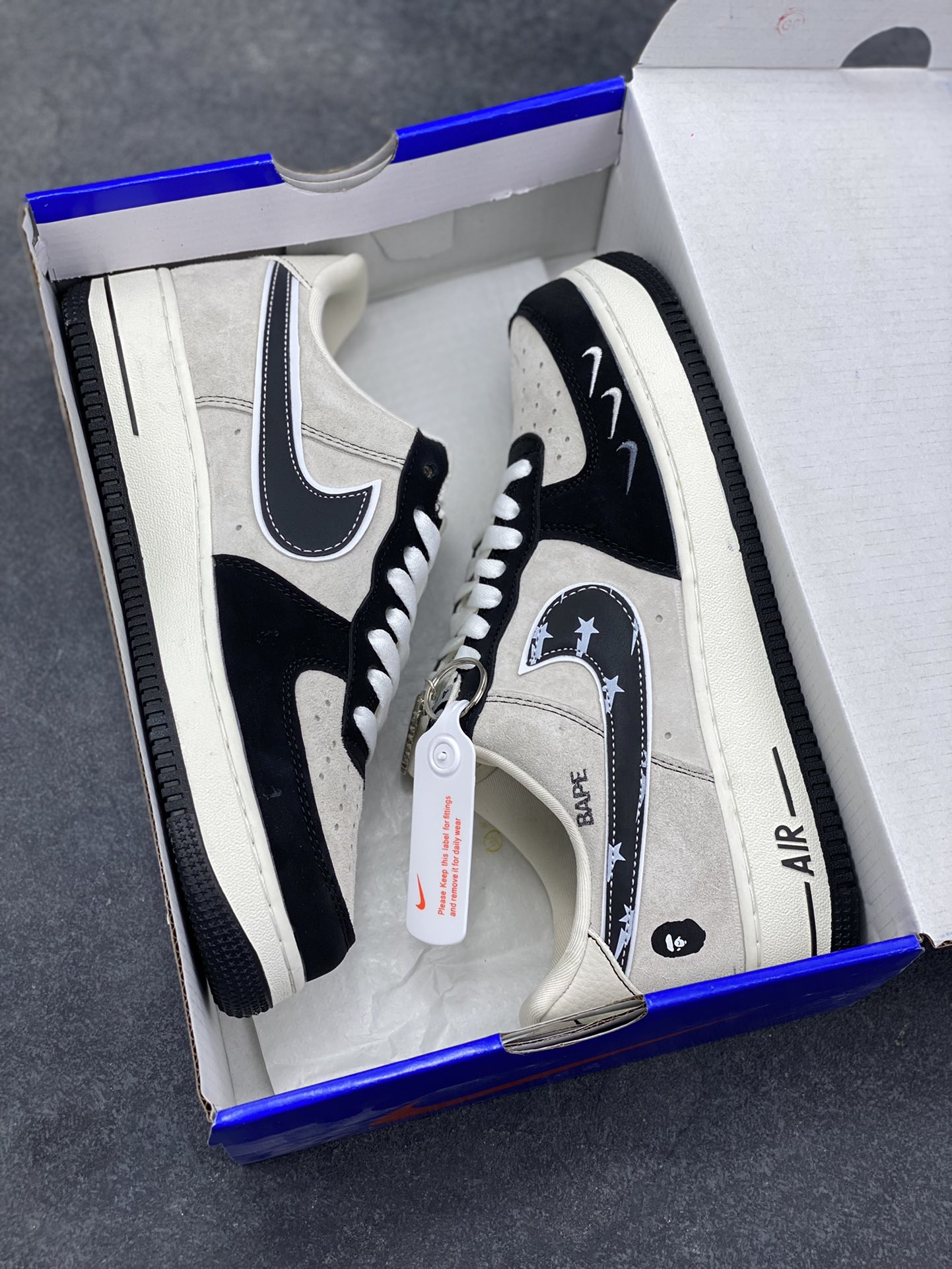 图片[9]-猿颜潮范，经典重构｜Nike Air Force 1 Low x BAPE联名款，当Nike Air Force 1 Low的传奇鞋型邂逅BAPE的街头猿力，这双SY1388-024直接将潮流辨识度拉满，米白磨砂皮革与黑色亮面材质拼接鞋身，碰撞出层次丰富的视觉质感。鞋头排布的迷你银色Swoosh打破常规，鞋侧BAPE标志性的星星闪电勾取代经典Nike标识，猿人头徽章点缀后跟，每一处细节都烙印着联名的独特基因。鞋舌处的BAPE字样与猿人头吊坠挂饰，更是将街头潮范贯彻到底，成为吸睛的点睛之笔。米白中底搭配黑色外底，经典的AF1轮廓下暗藏潮奢细节，刻字“AIR”延续鞋款的舒适内核。无论是搭配街头工装还是休闲潮搭，这双联名款都能让你轻松跳出穿搭平庸，用足下的猿颜潮范，诠释独属于你的街头态度-选品中心